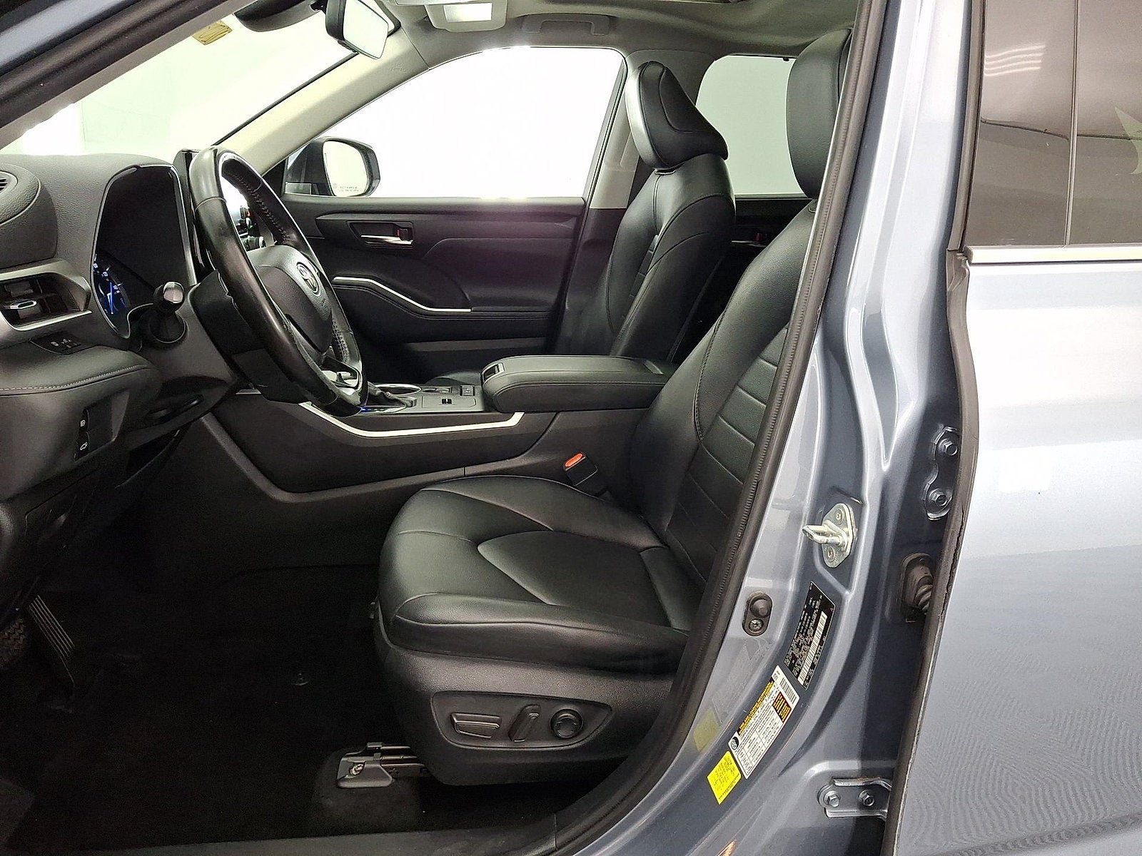 Used 2021 Toyota Highlander XLE AWD/4WD image 3