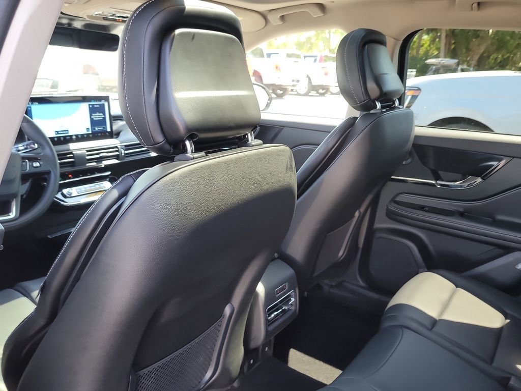 Used 2025 Lincoln Corsair Reserve w/ Equipment Group 202A image 10