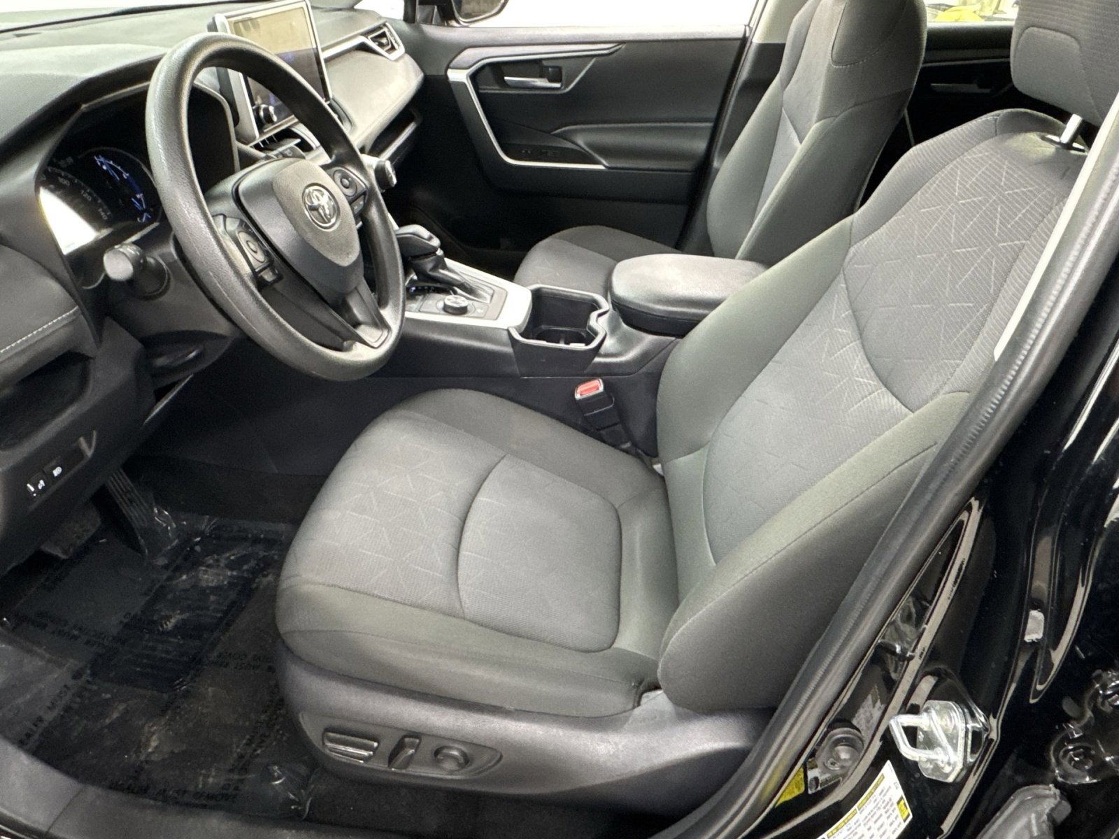 Used 2025 Toyota RAV4 XLE AWD/4WD image 16