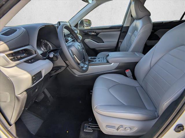 Used 2022 Toyota Highlander XLE AWD/4WD image 16