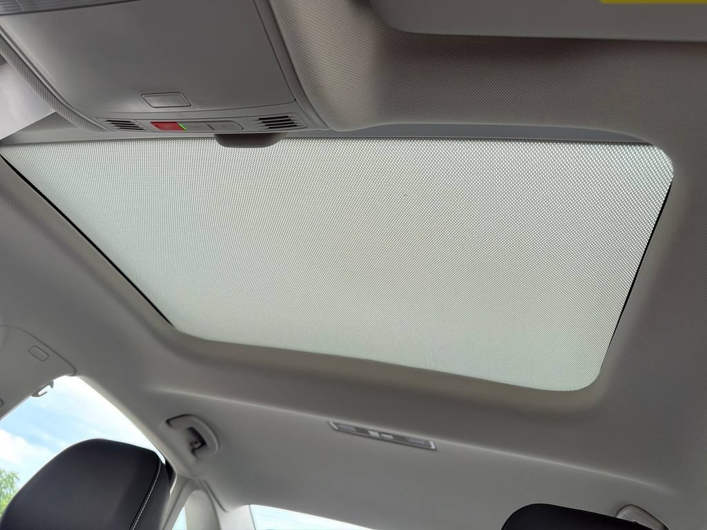 Used 2025 Volkswagen Jetta SE w/ Sunroof Package FWD image 24