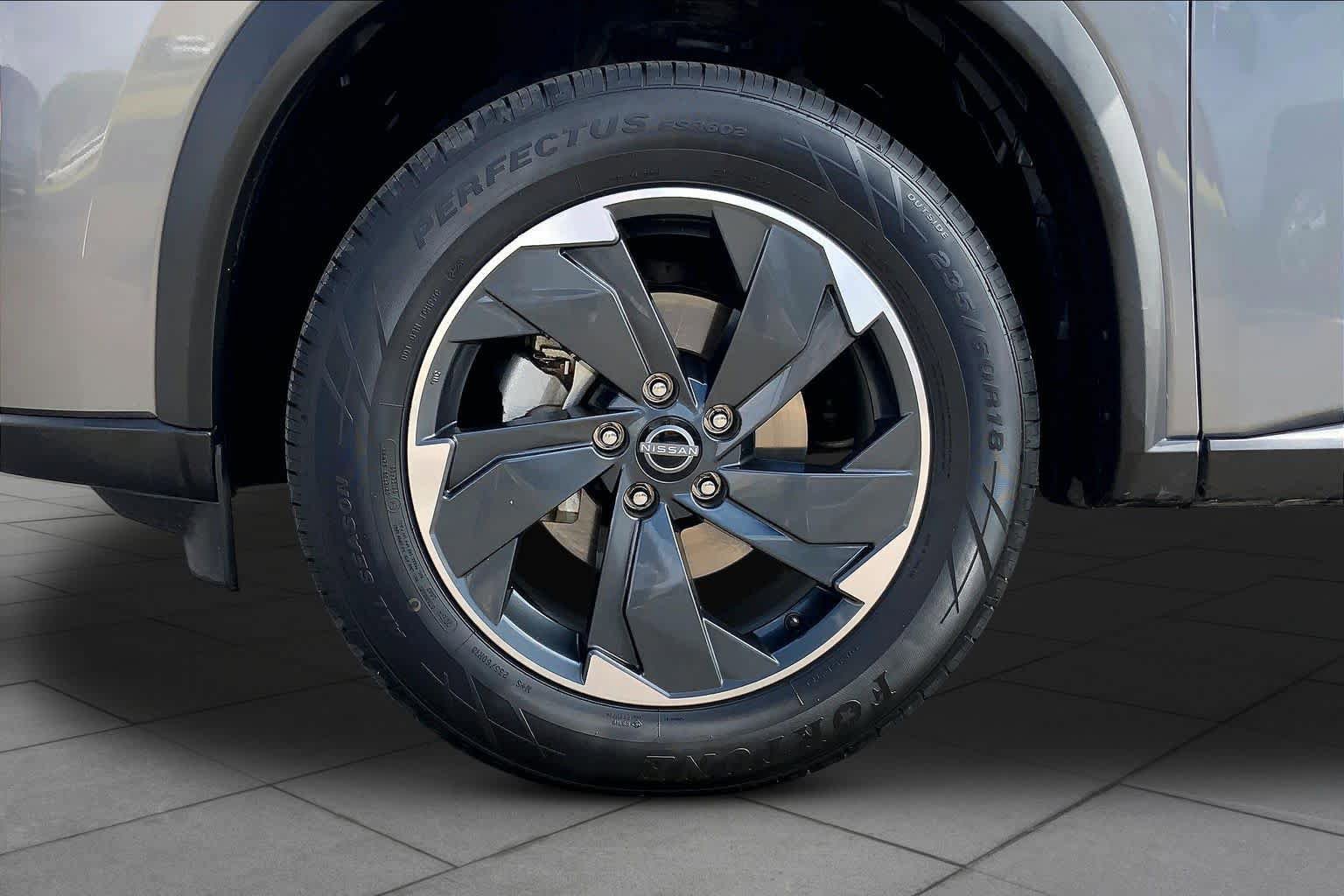 Used 2025 Nissan Rogue SV w/ SV Premium Package FWD image 11