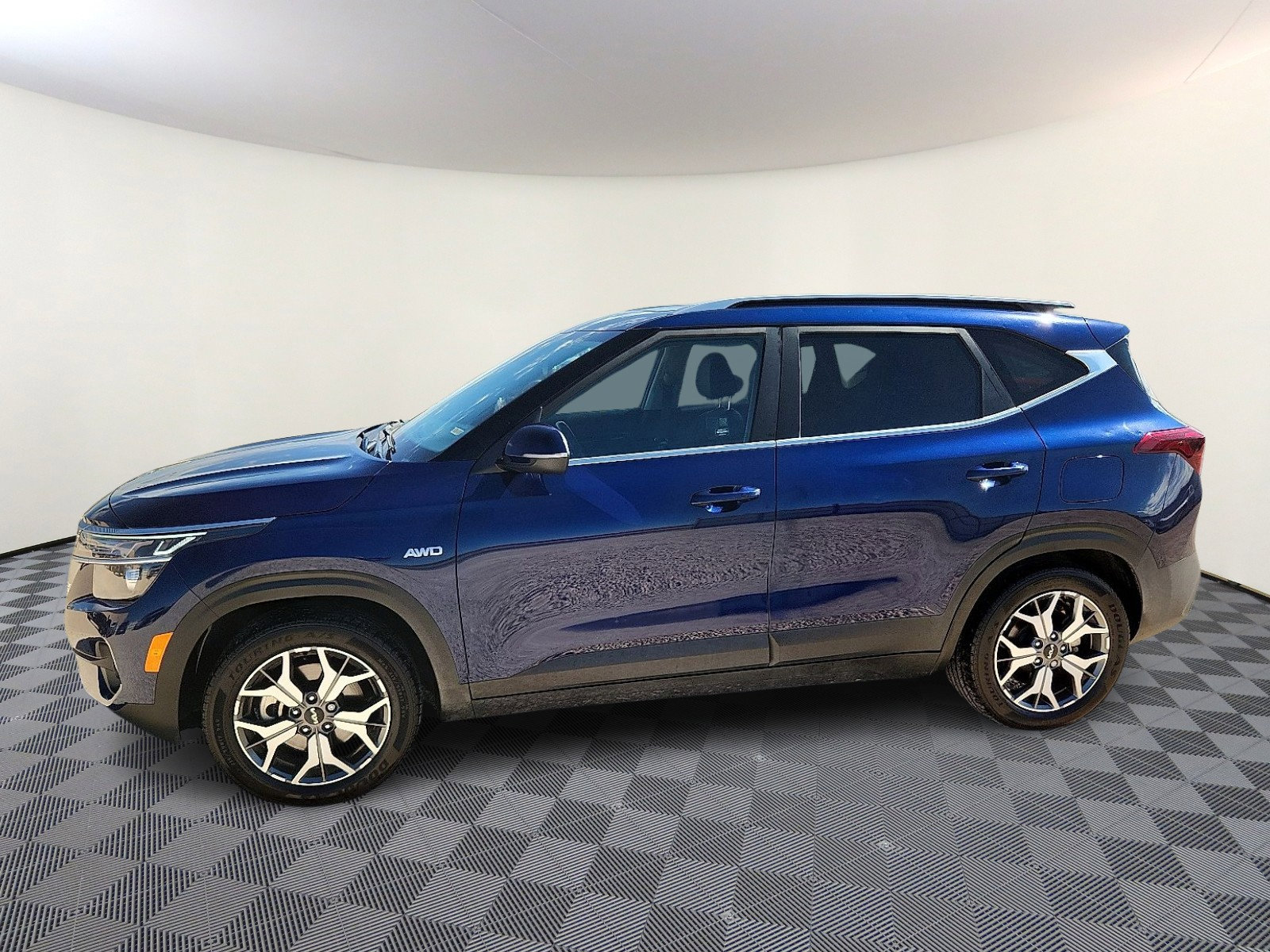 Used 2023 Kia Seltos EX image 2