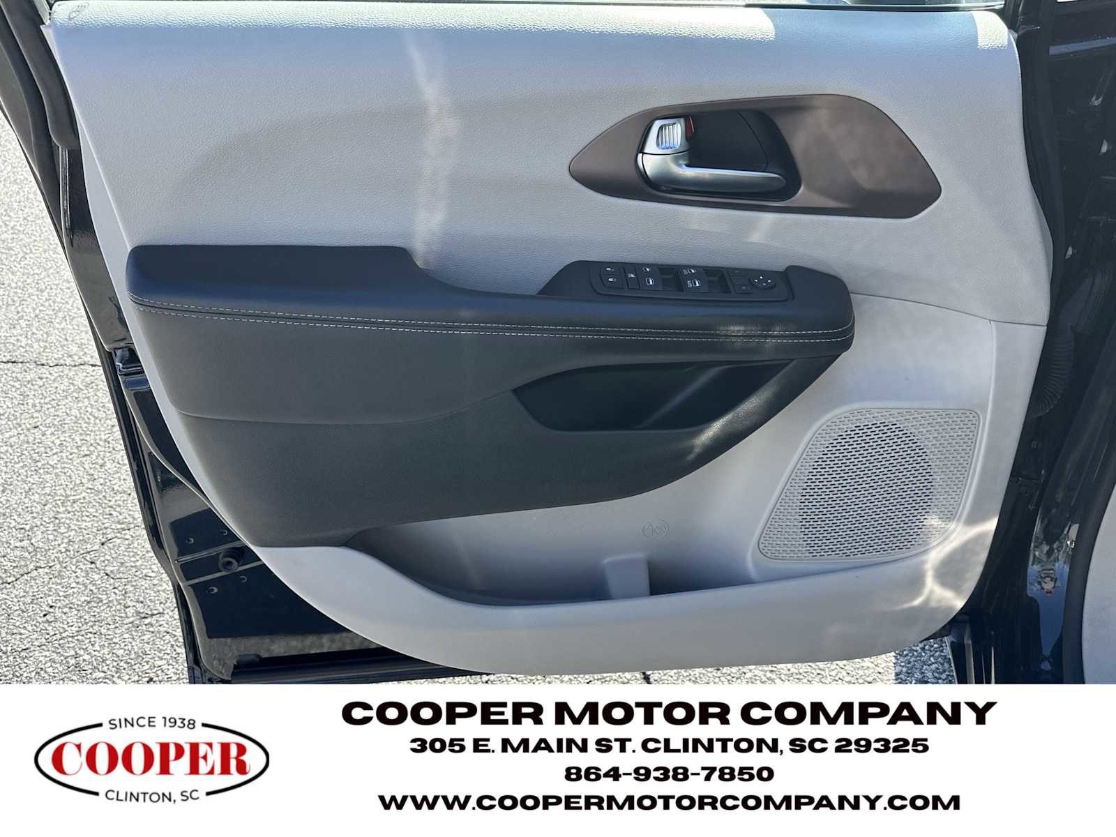 Used 2023 Chrysler Voyager LX image 10