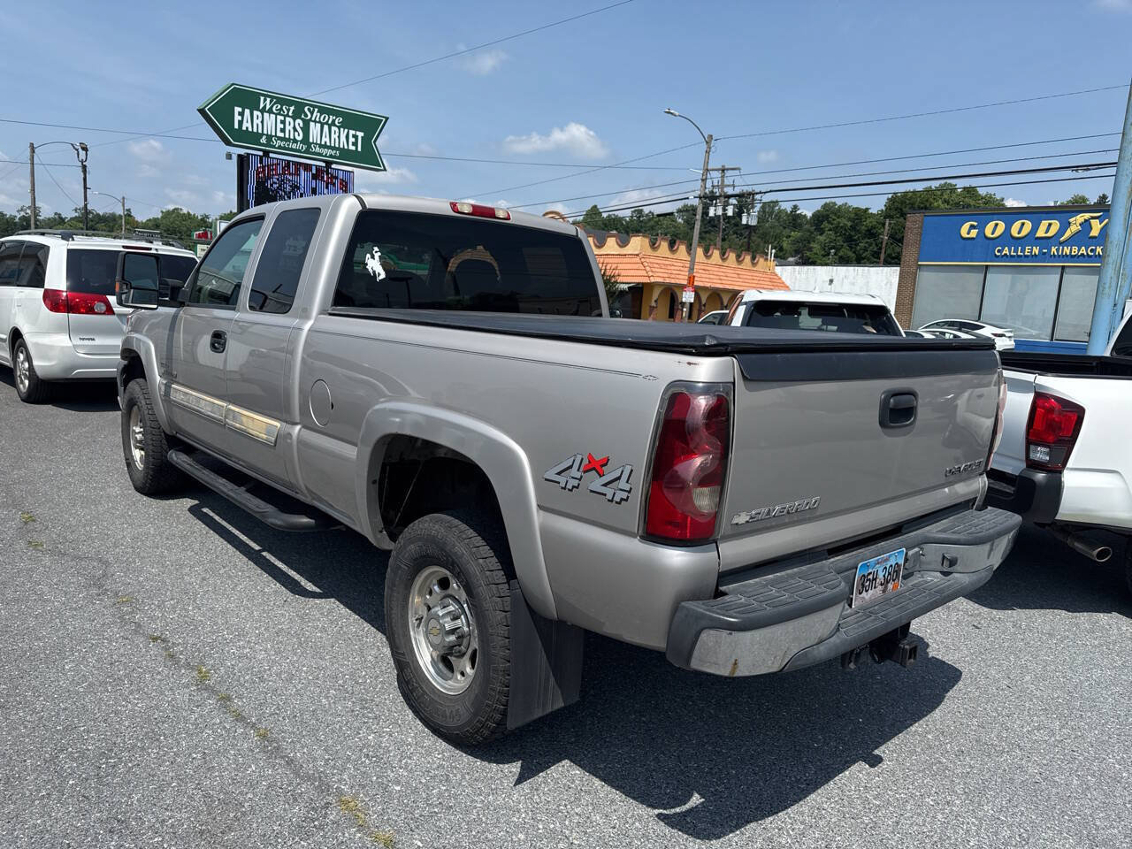 Used 2004 Chevrolet Silverado 2500 LT w/ Heavy-Duty Power Package AWD/4WD image 4