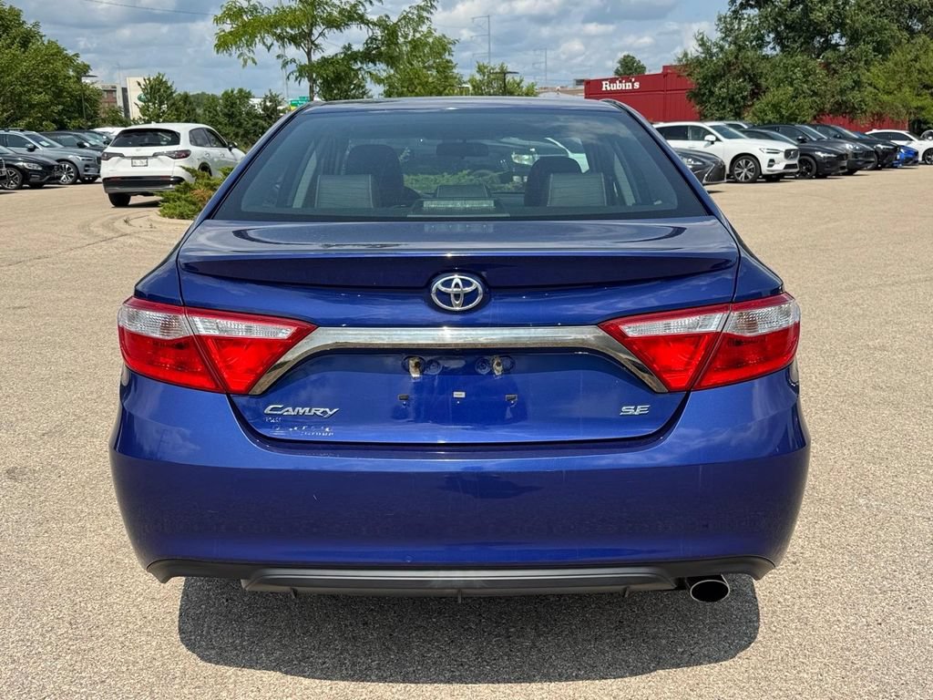 Used 2015 Toyota Camry SE w/ Moonroof Package FWD image 3