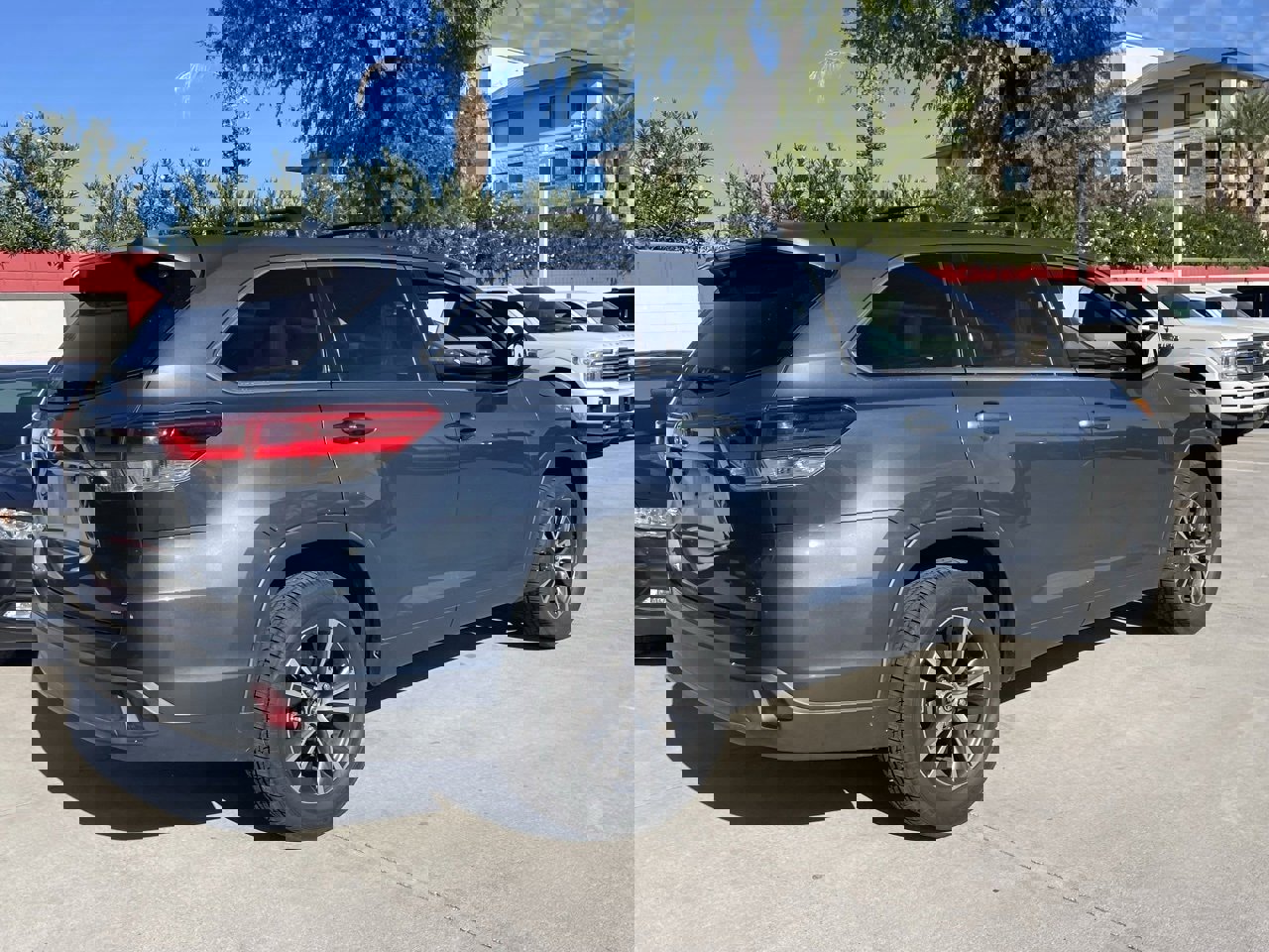 Used 2017 Toyota Highlander Plus image 2