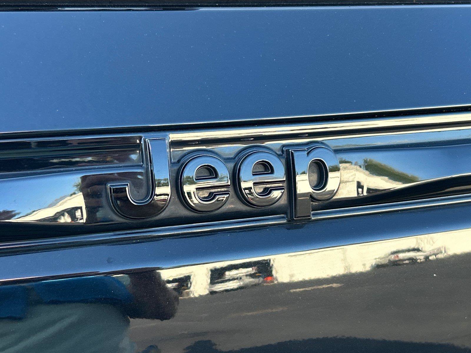 Used 2024 Jeep Grand Cherokee Altitude AWD/4WD image 5