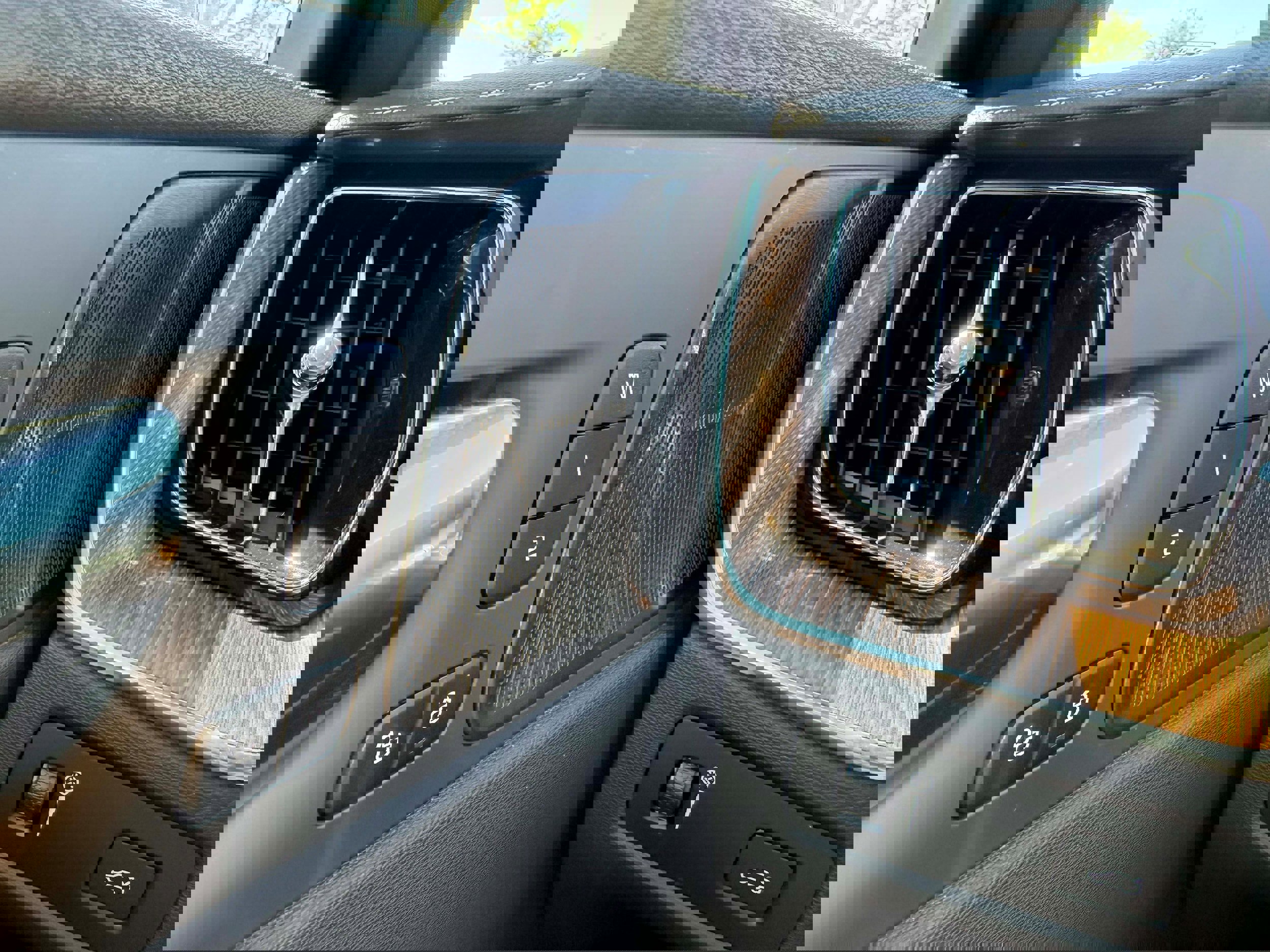 Used 2019 Volvo XC60 T5 Inscription w/ Protection Package Premier AWD/4WD image 17