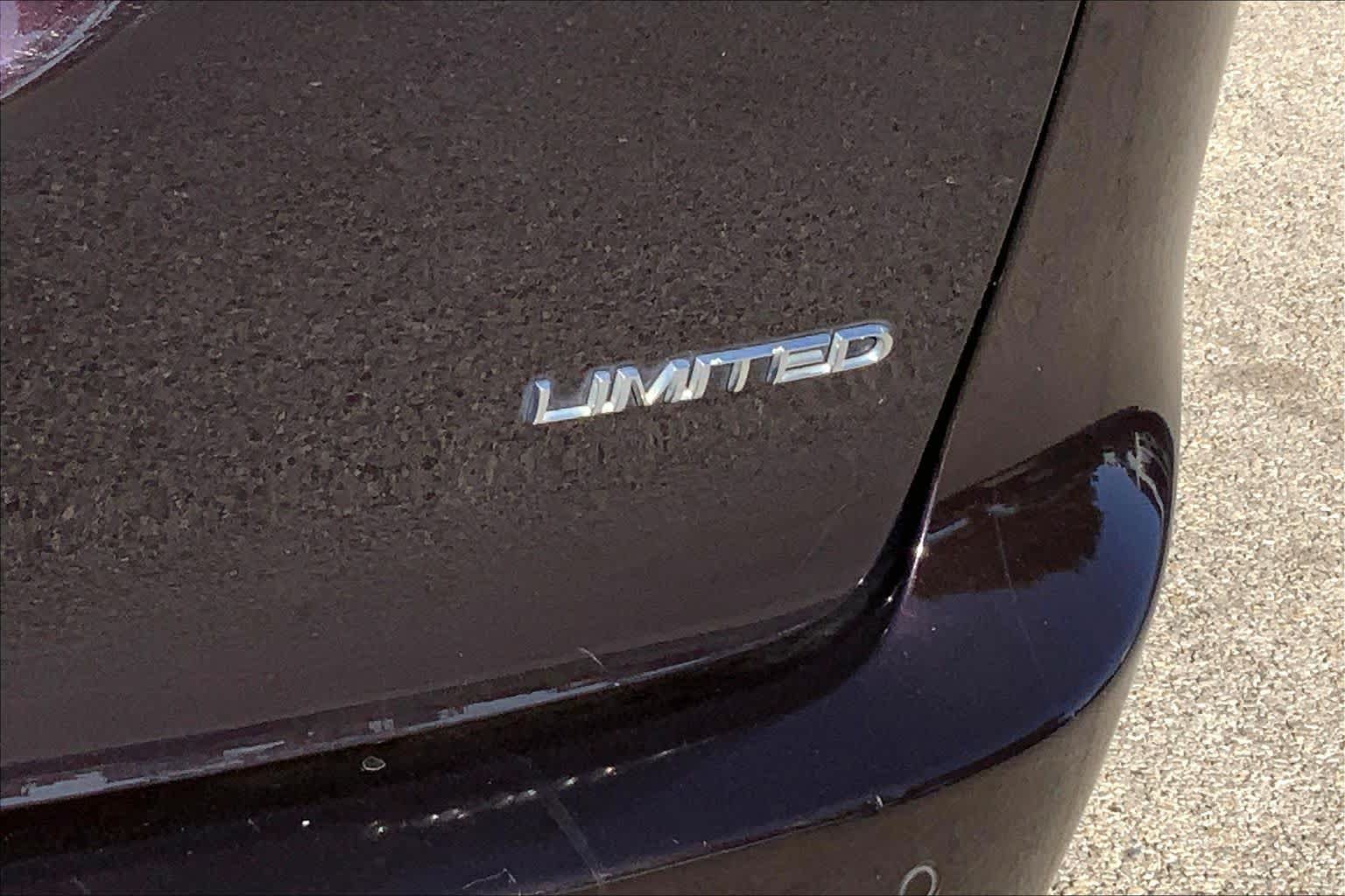Used 2019 Chrysler Pacifica Limited FWD image 12