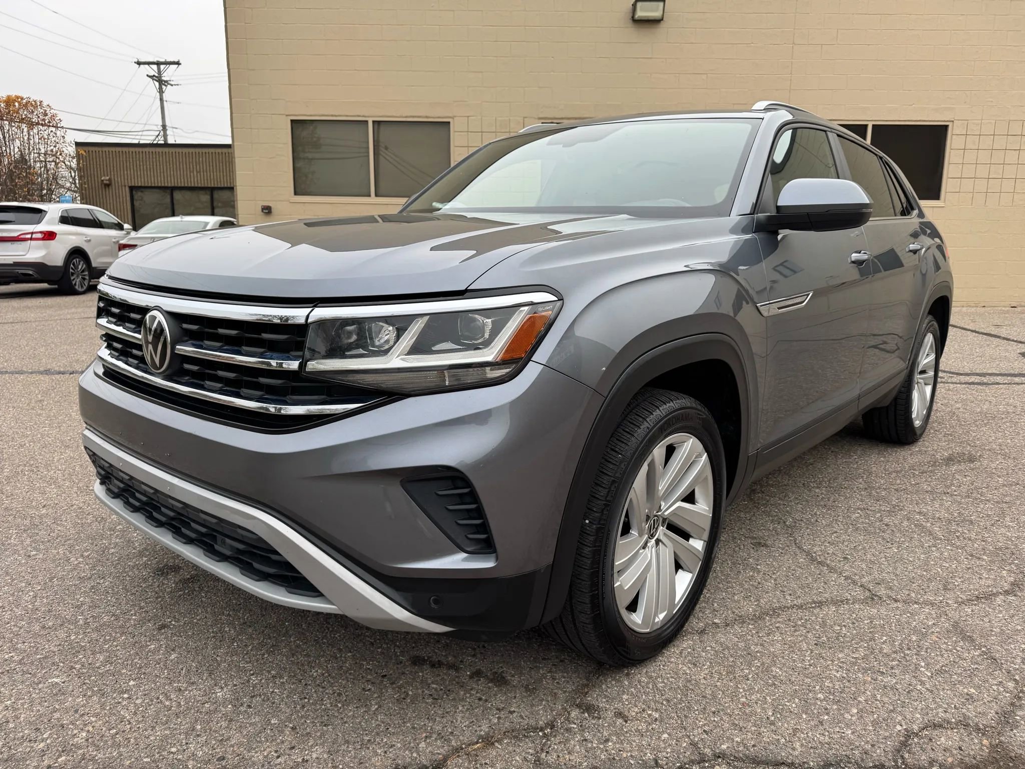 Used 2020 Volkswagen Atlas Cross Sport SE w/ Panoramic Sunroof Package image 3