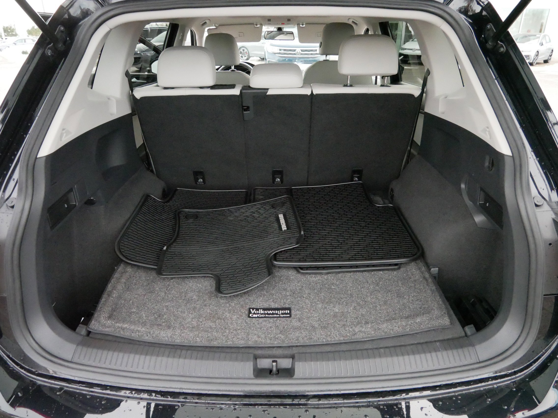 Used 2021 Volkswagen Tiguan SE w/ Panoramic Sunroof Package image 18