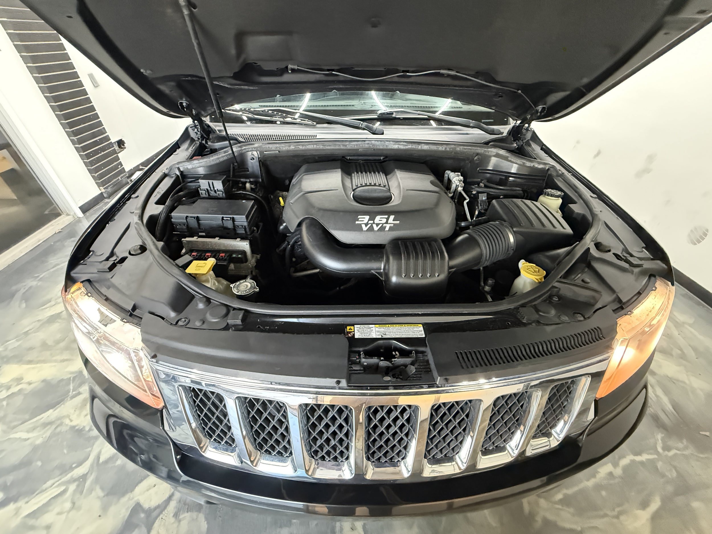 Used 2012 Jeep Grand Cherokee Overland AWD/4WD image 24