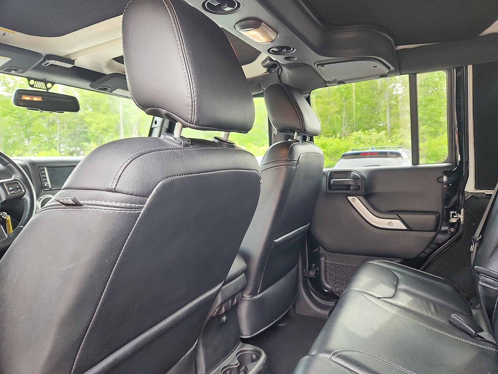 Used 2018 Jeep Wrangler Unlimited Rubicon w/ Connectivity Group AWD/4WD image 22
