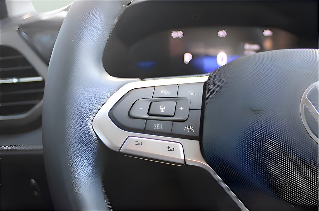 Used 2025 Volkswagen Taos SE image 15