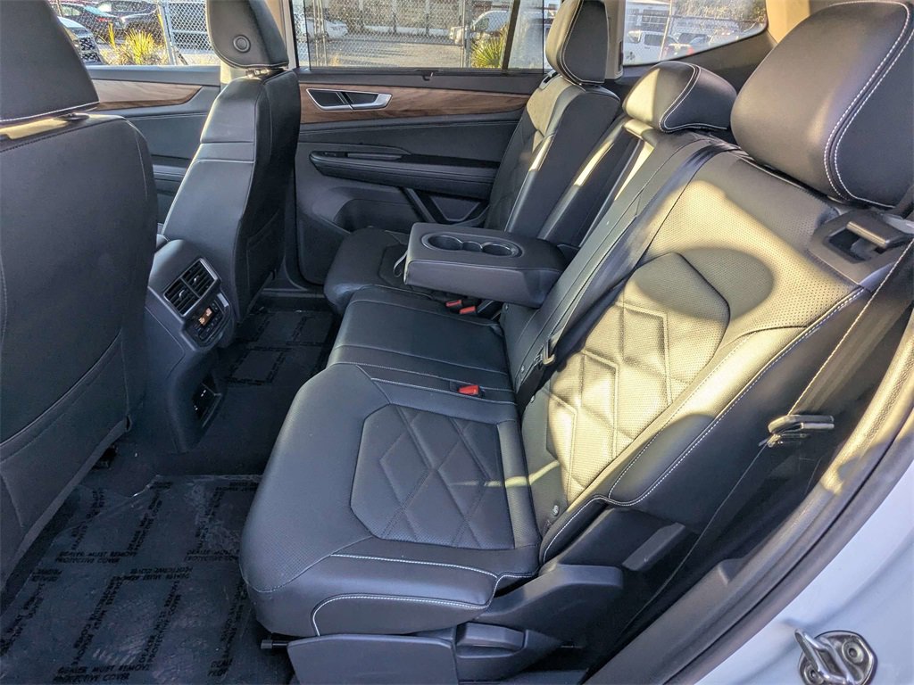 Used 2025 Volkswagen Atlas SE w/ Black Wheel Package image 15