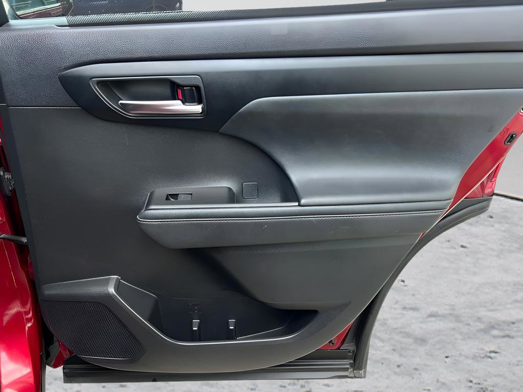 Used 2020 Toyota Highlander XLE image 31
