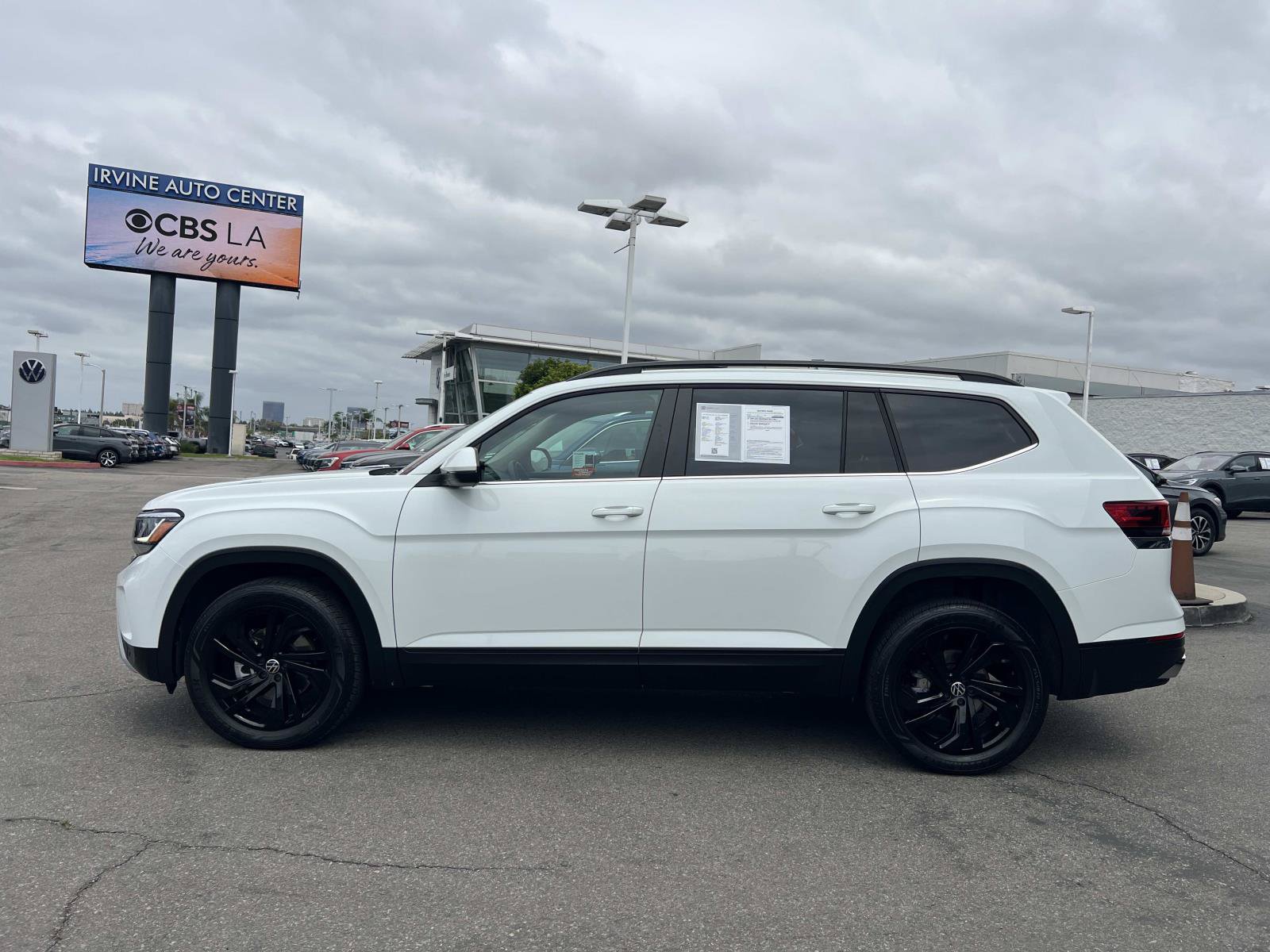 Certified 2023 Volkswagen Atlas SE w/ Black Wheel Package FWD image 2