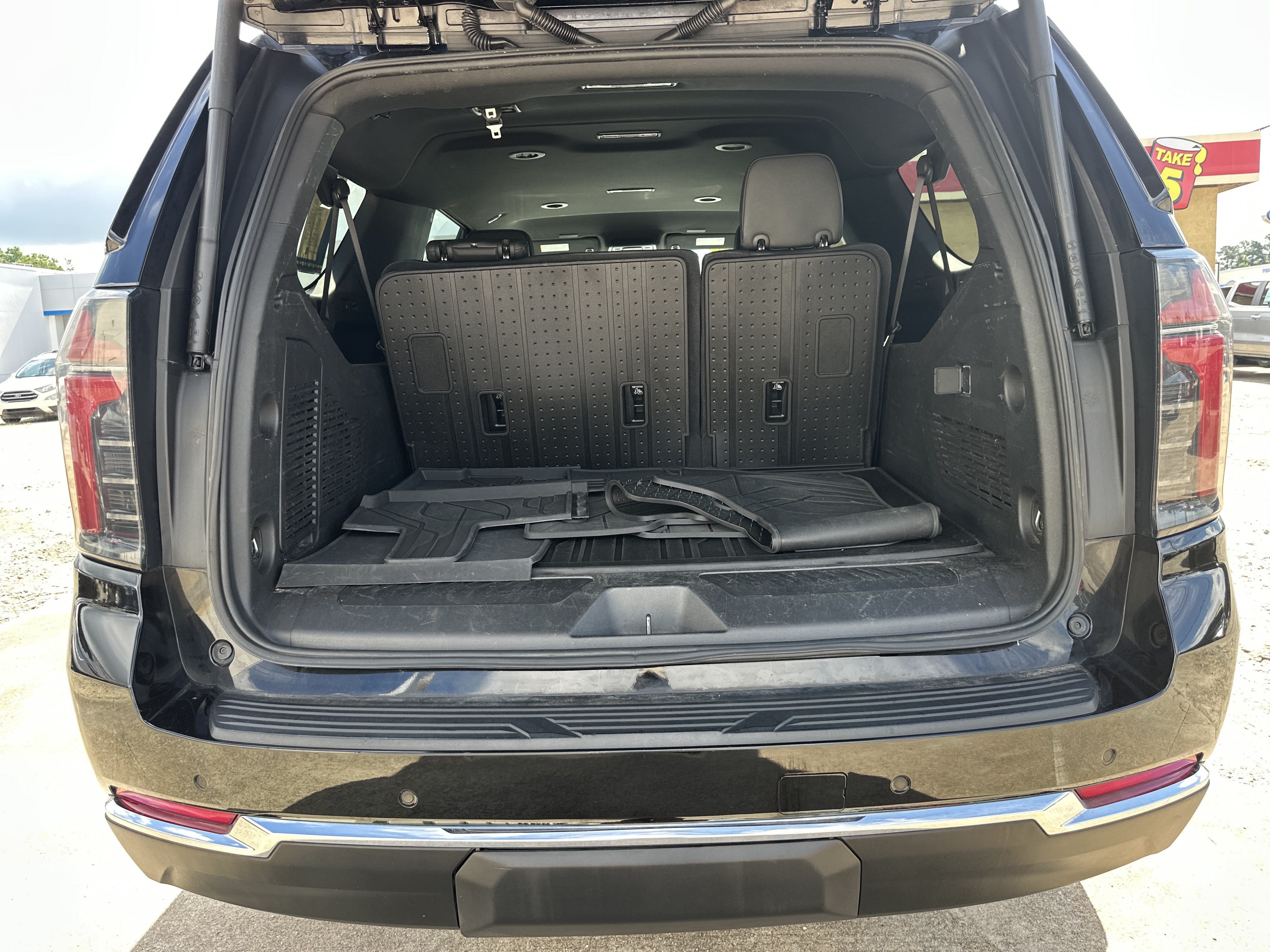 Certified 2025 Chevrolet Suburban LT RWD image 20