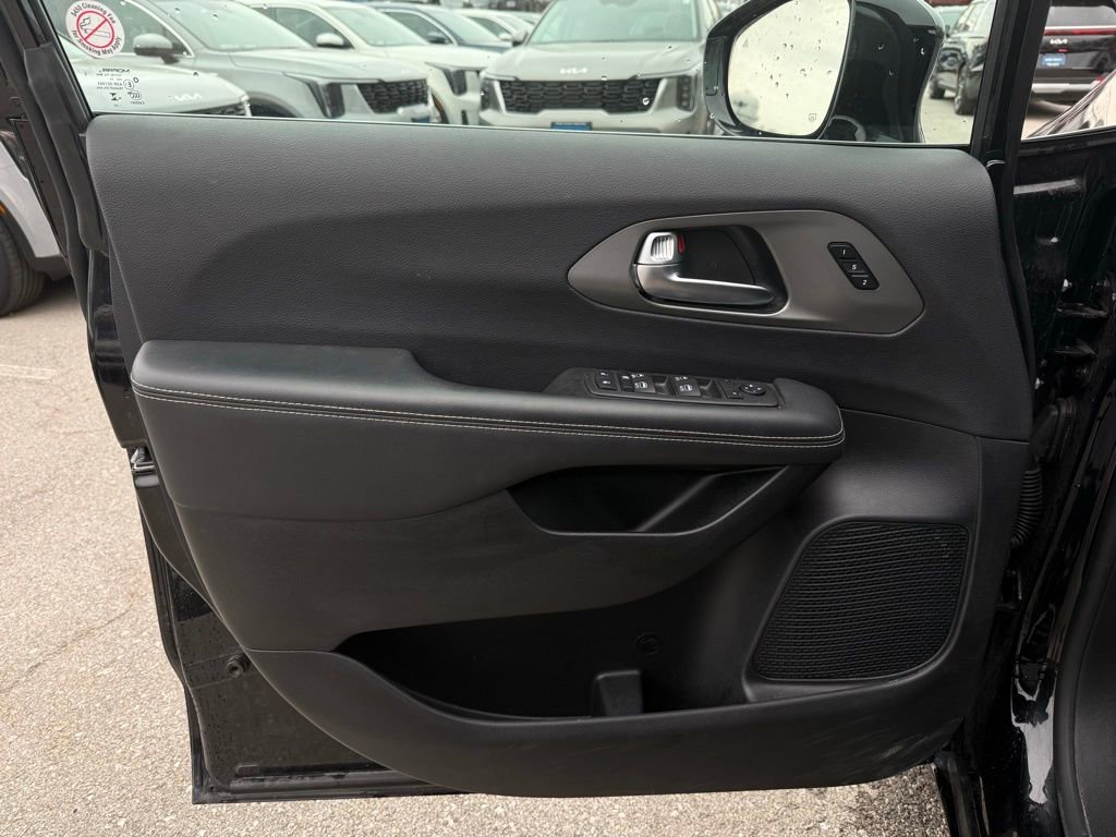 Used 2025 Chrysler Pacifica Select FWD image 7