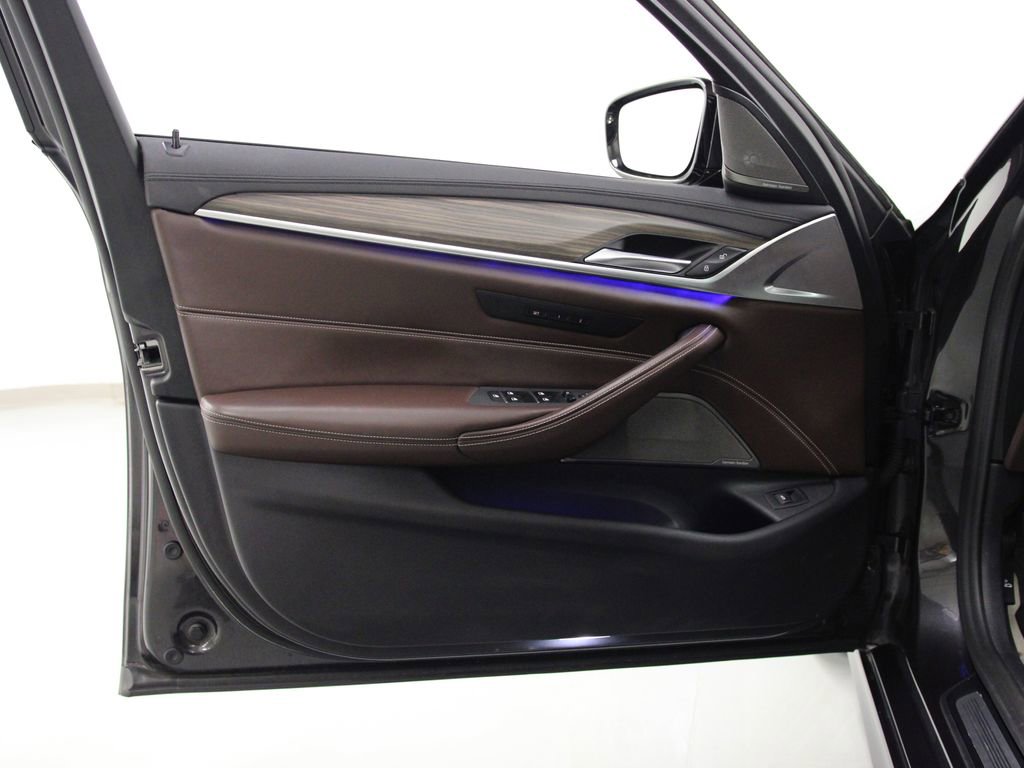 Used 2020 BMW 540i xDrive w/ M Sport Package image 18