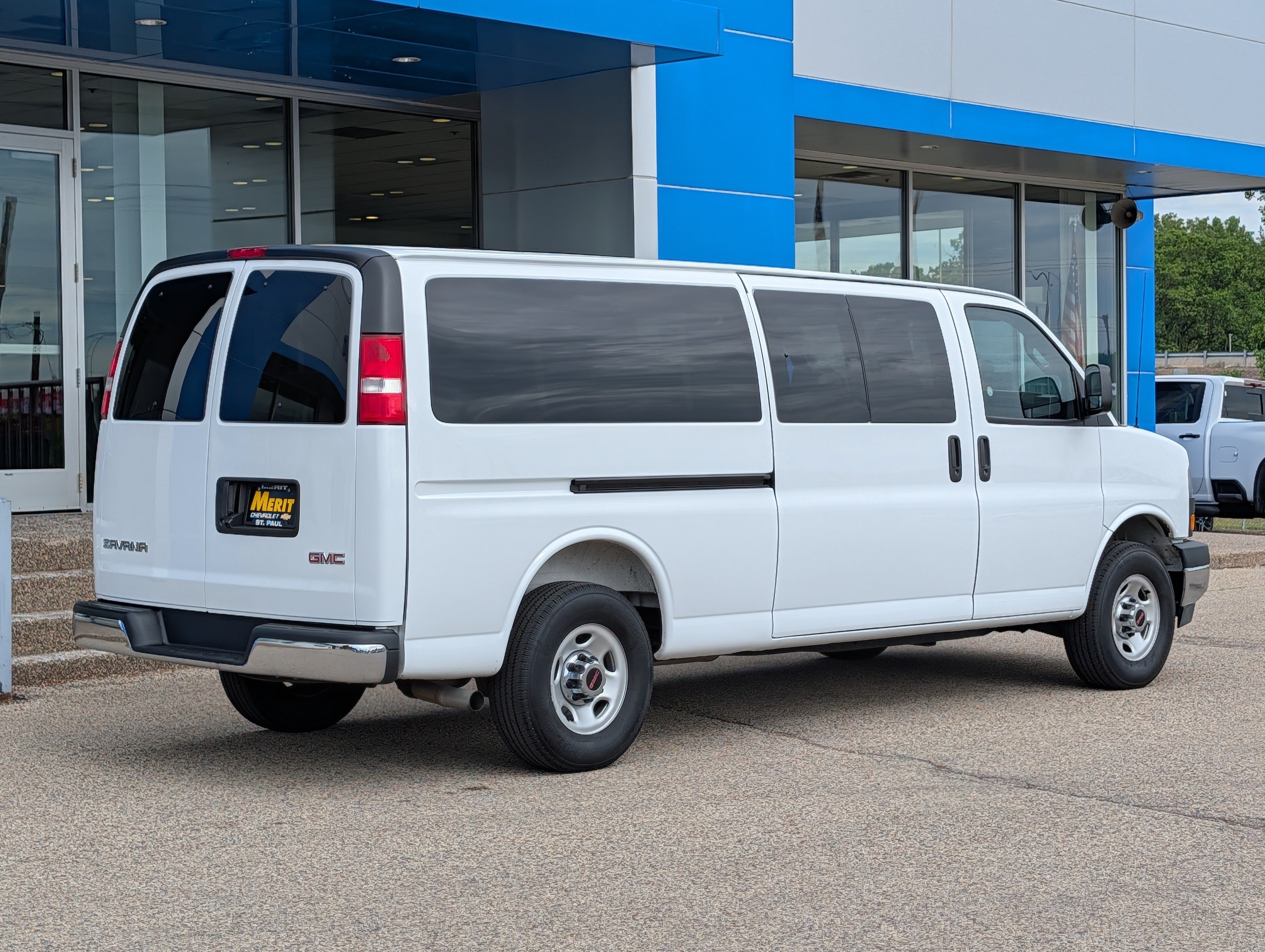 Certified 2025 GMC Savana 3500 LT w/ LT Preferred Equipment Group RWD image 3