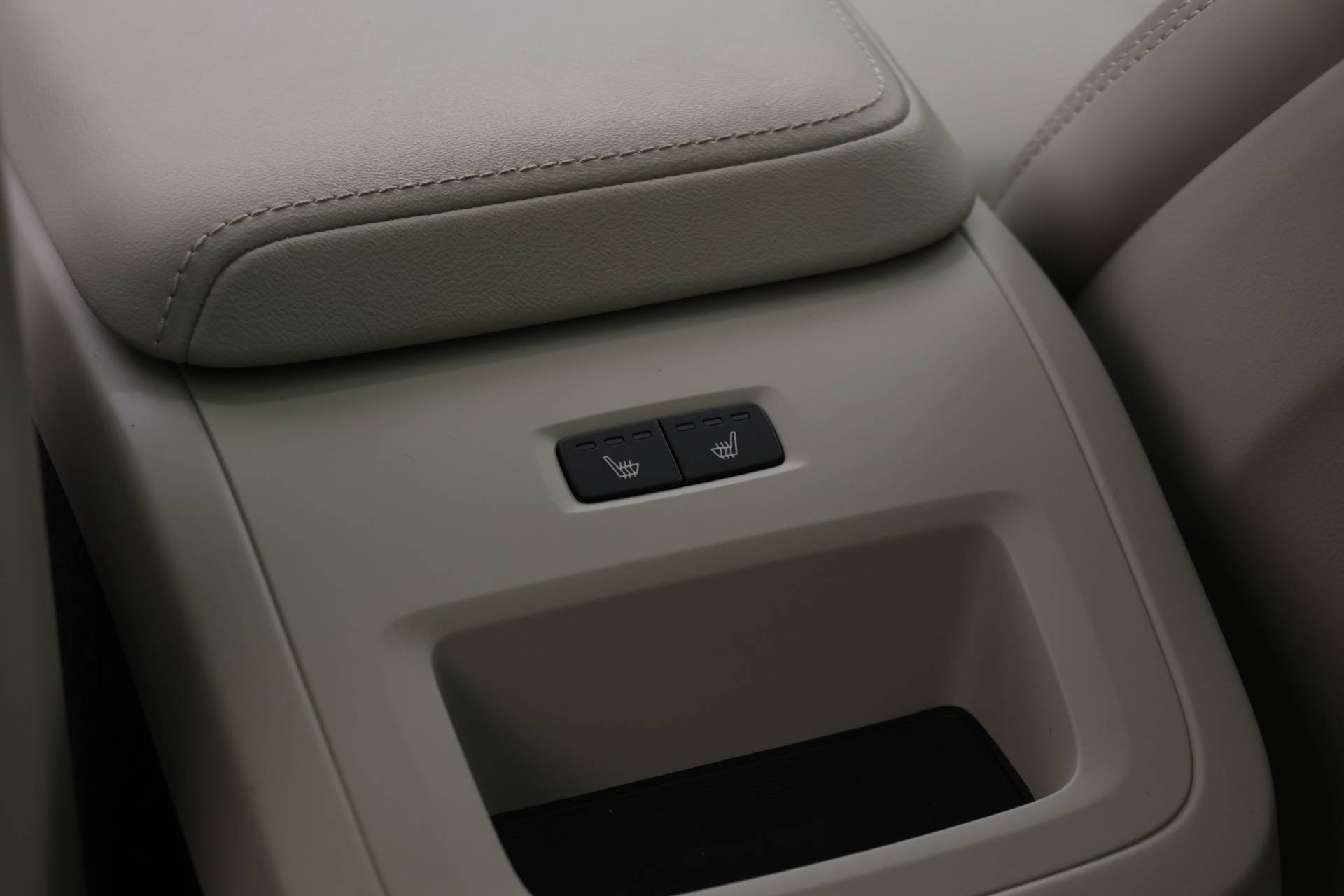 Certified 2025 Volvo XC60 T8 Ultra w/ Protection Package Premier image 19