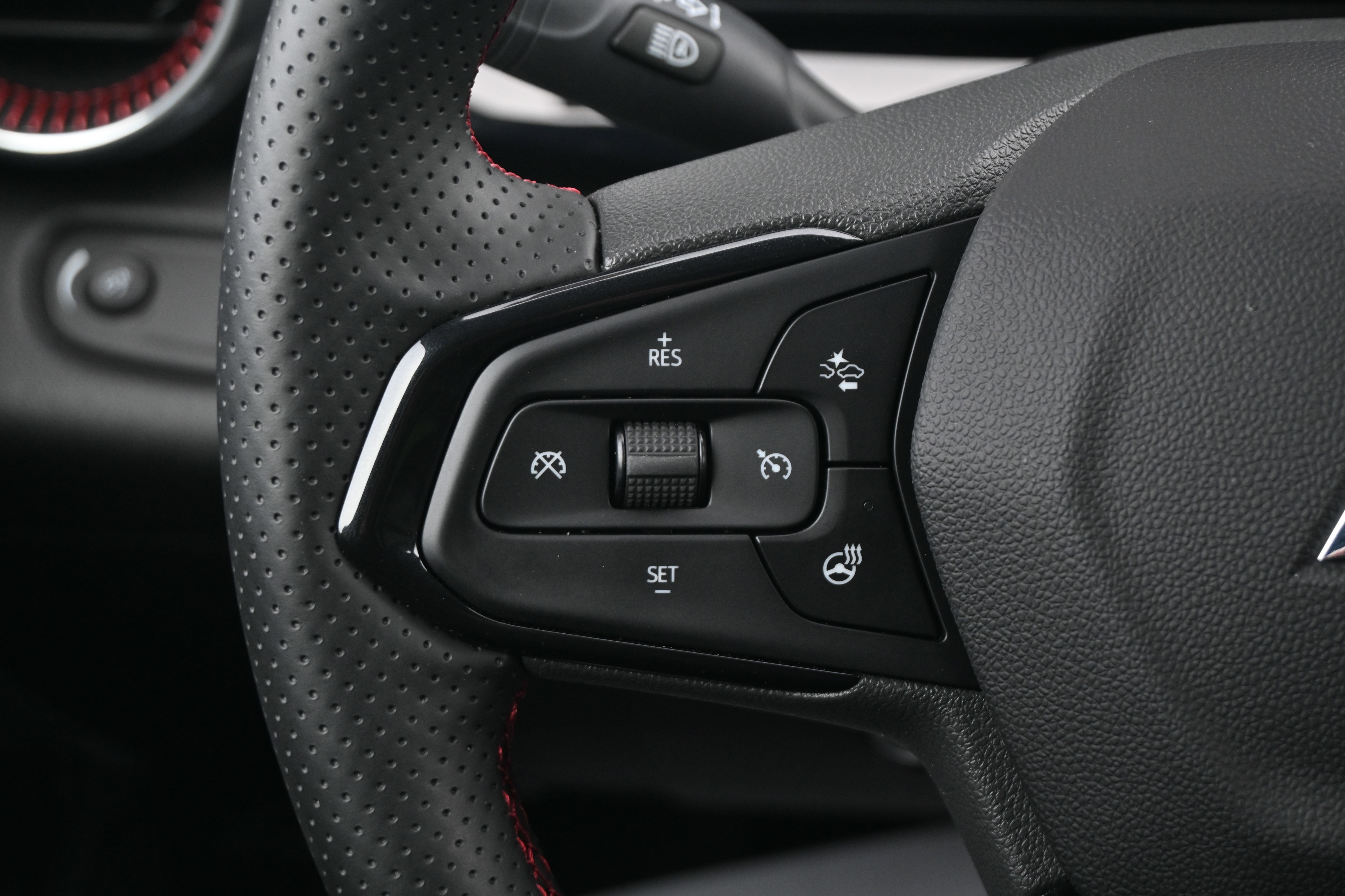 Used 2025 Chevrolet Trax RS w/ Sunroof Package image 31