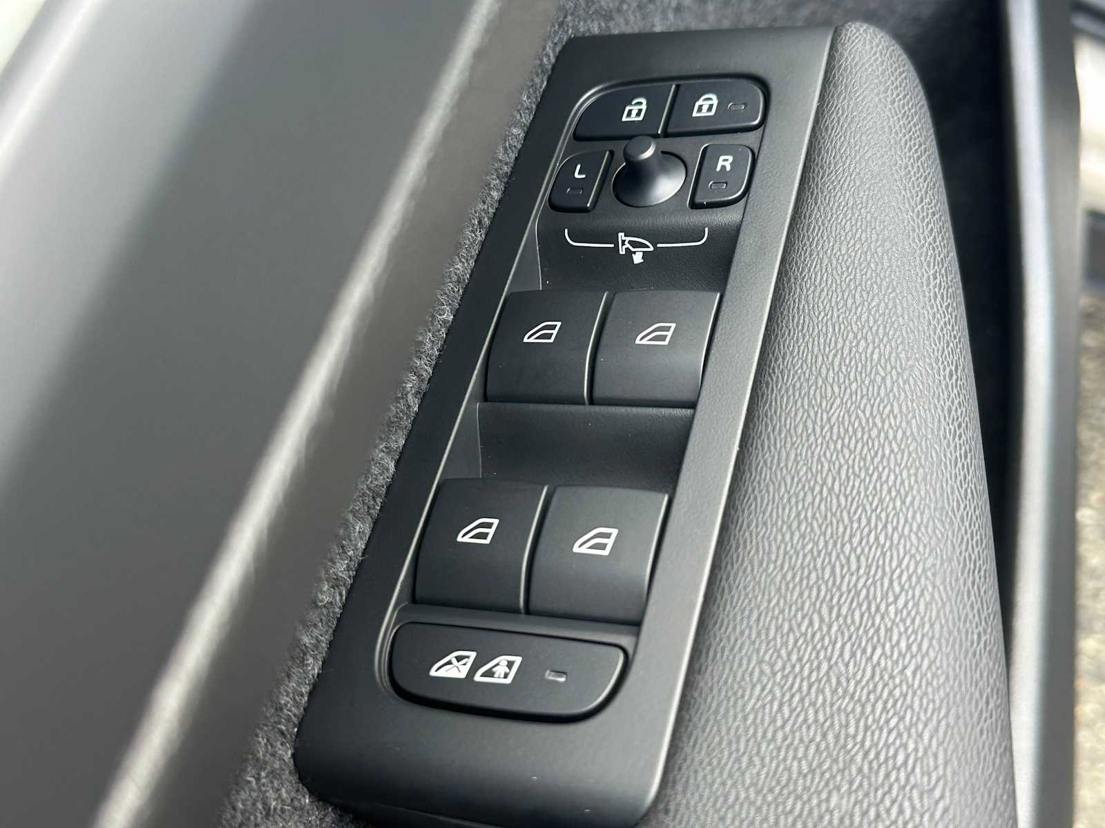 Used 2025 Volvo XC40 B5 Ultra w/ Climate Package image 21