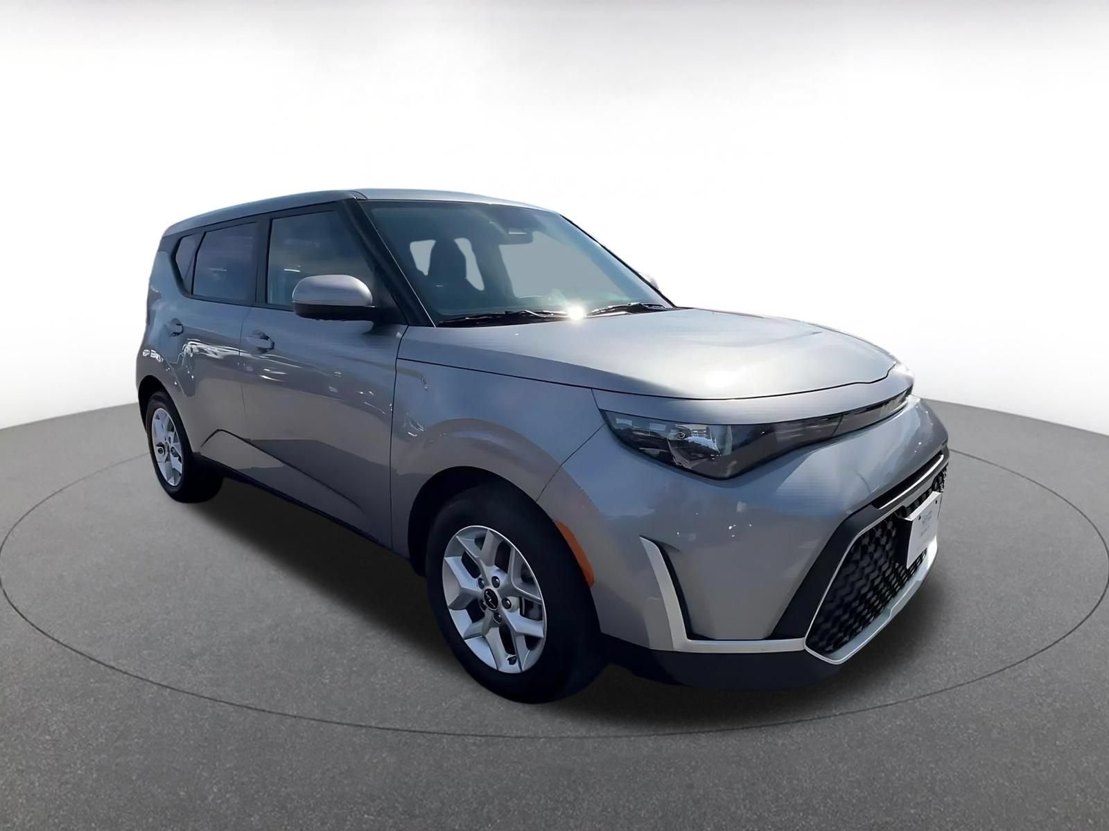 Used 2025 Kia Soul LX w/ LX Technology Package FWD image 3