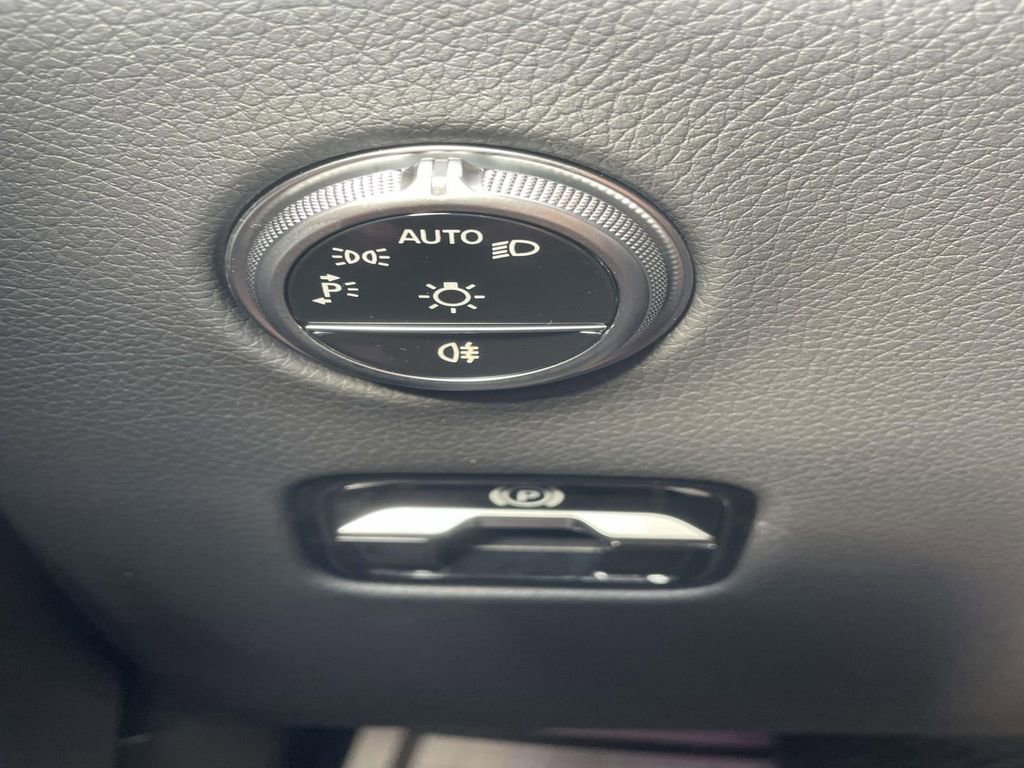 Used 2024 Mercedes-Benz GLC 300 image 27