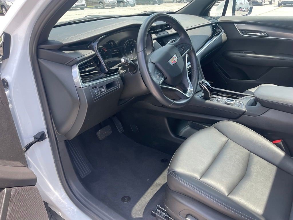 Certified 2025 Cadillac XT6 Luxury FWD image 14