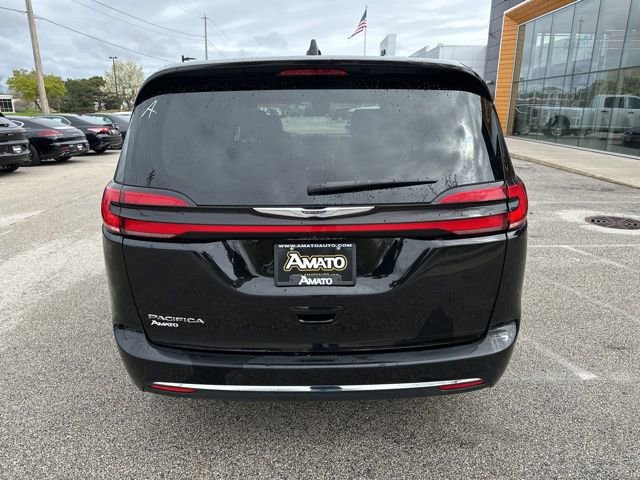 Used 2024 Chrysler Pacifica Touring-L FWD image 8