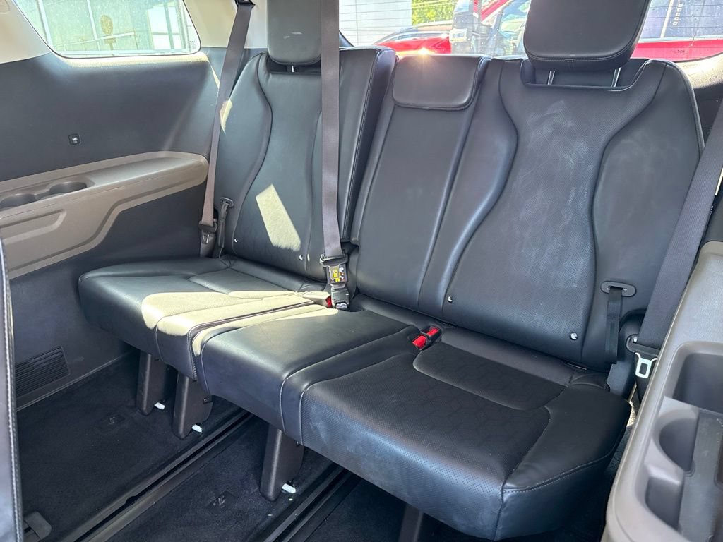 Used 2025 Kia Carnival FWD image 28