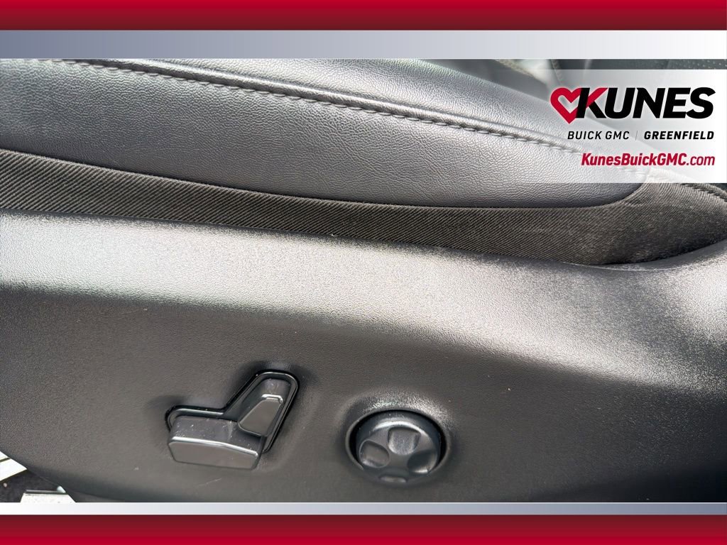 Used 2025 Chrysler Pacifica Select image 20