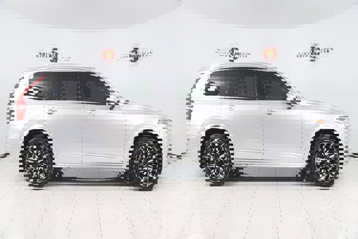 Used 2022 Volvo XC90 T6 Momentum w/ Climate Package image 2