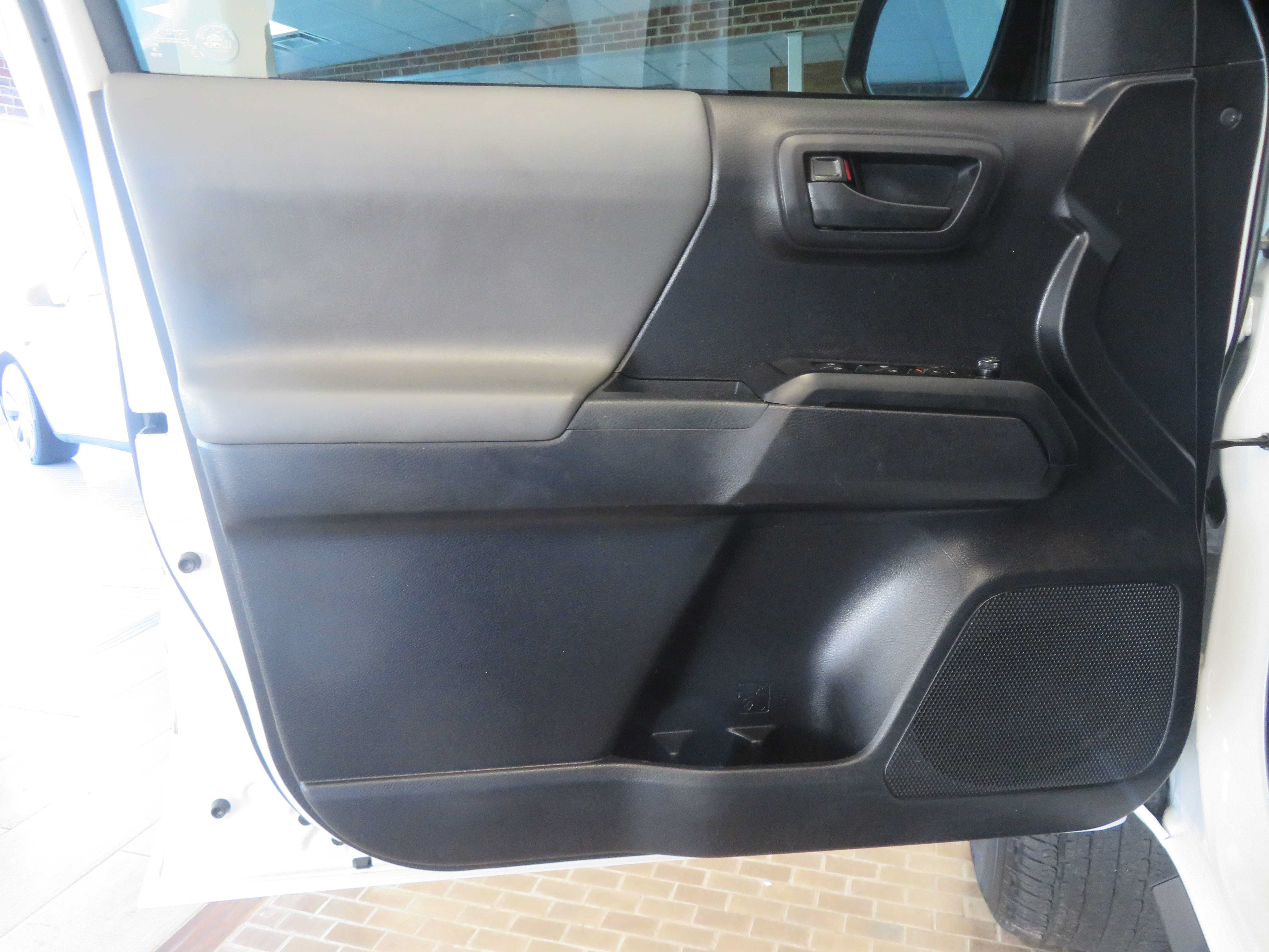 Used 2020 Toyota Tacoma SR AWD/4WD image 13