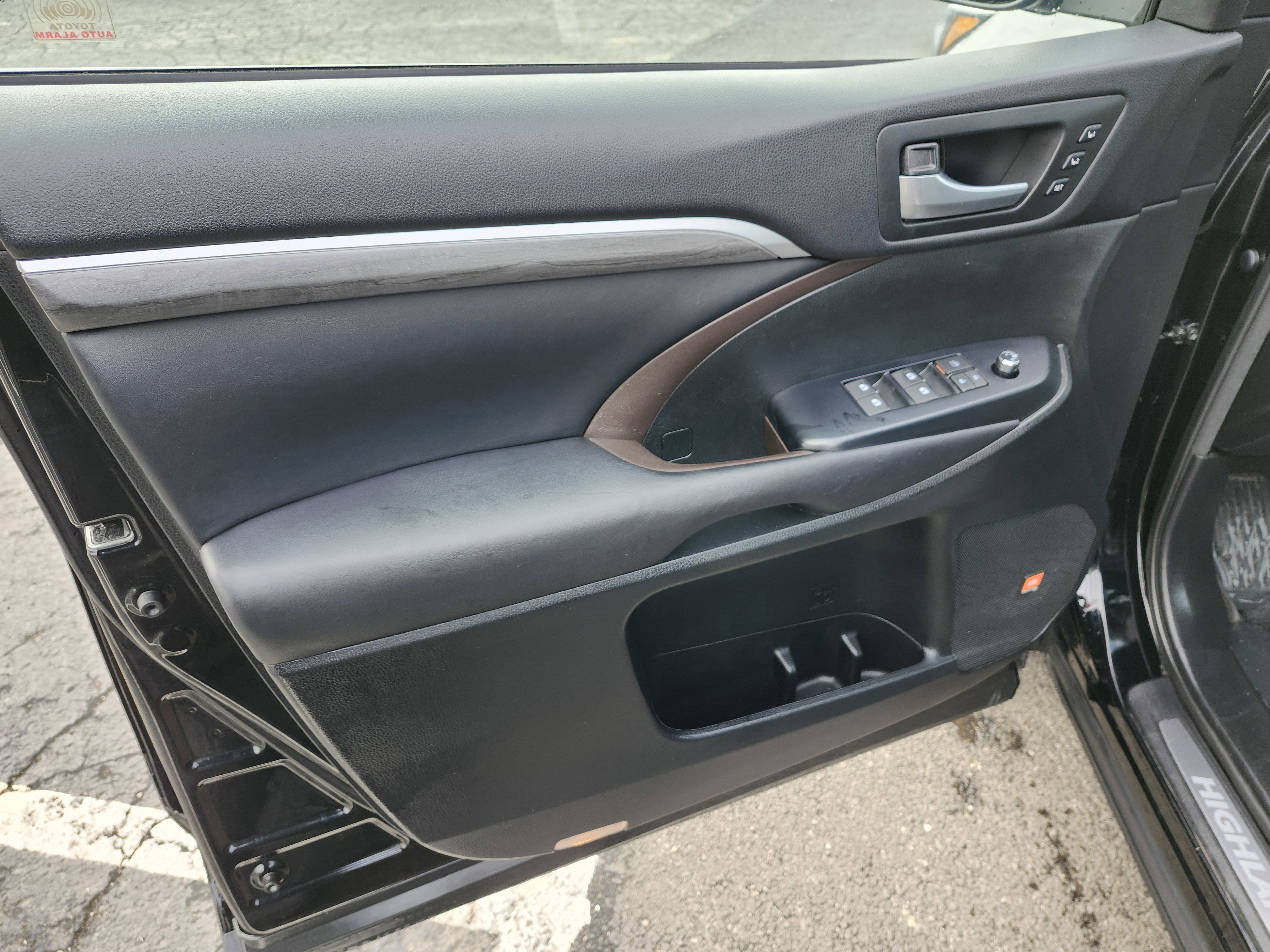 Used 2017 Toyota Highlander Limited image 30