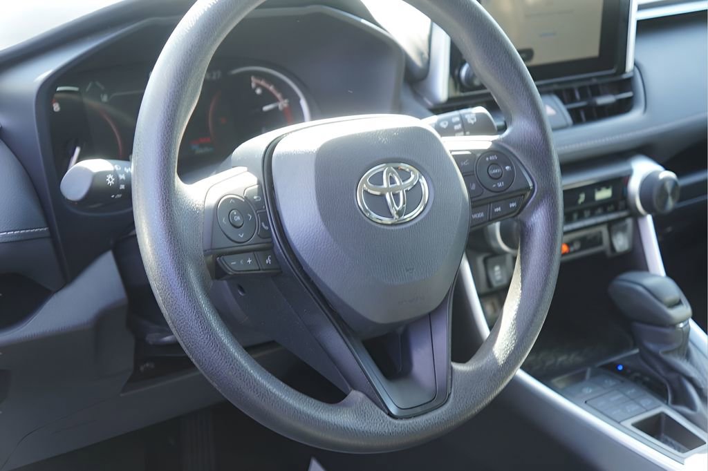 Used 2025 Toyota RAV4 LE AWD/4WD image 12