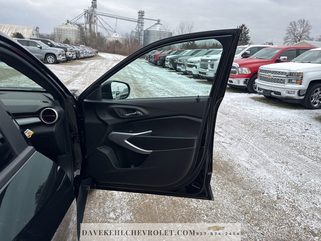 Used 2025 Chevrolet Trax RS w/ Driver Confidence Package image 34