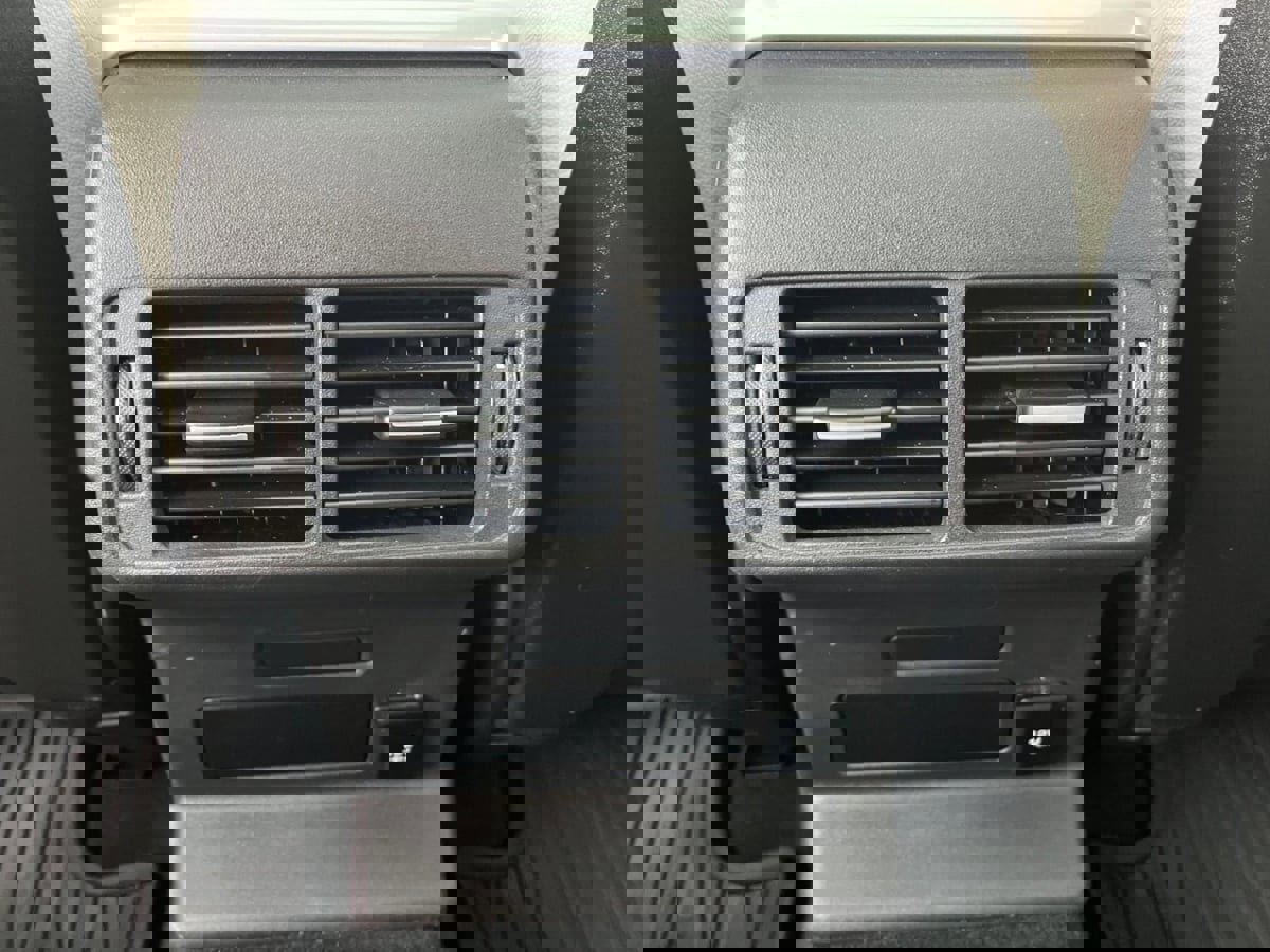 Used 2019 Land Rover Range Rover Velar R-Dynamic SE image 29