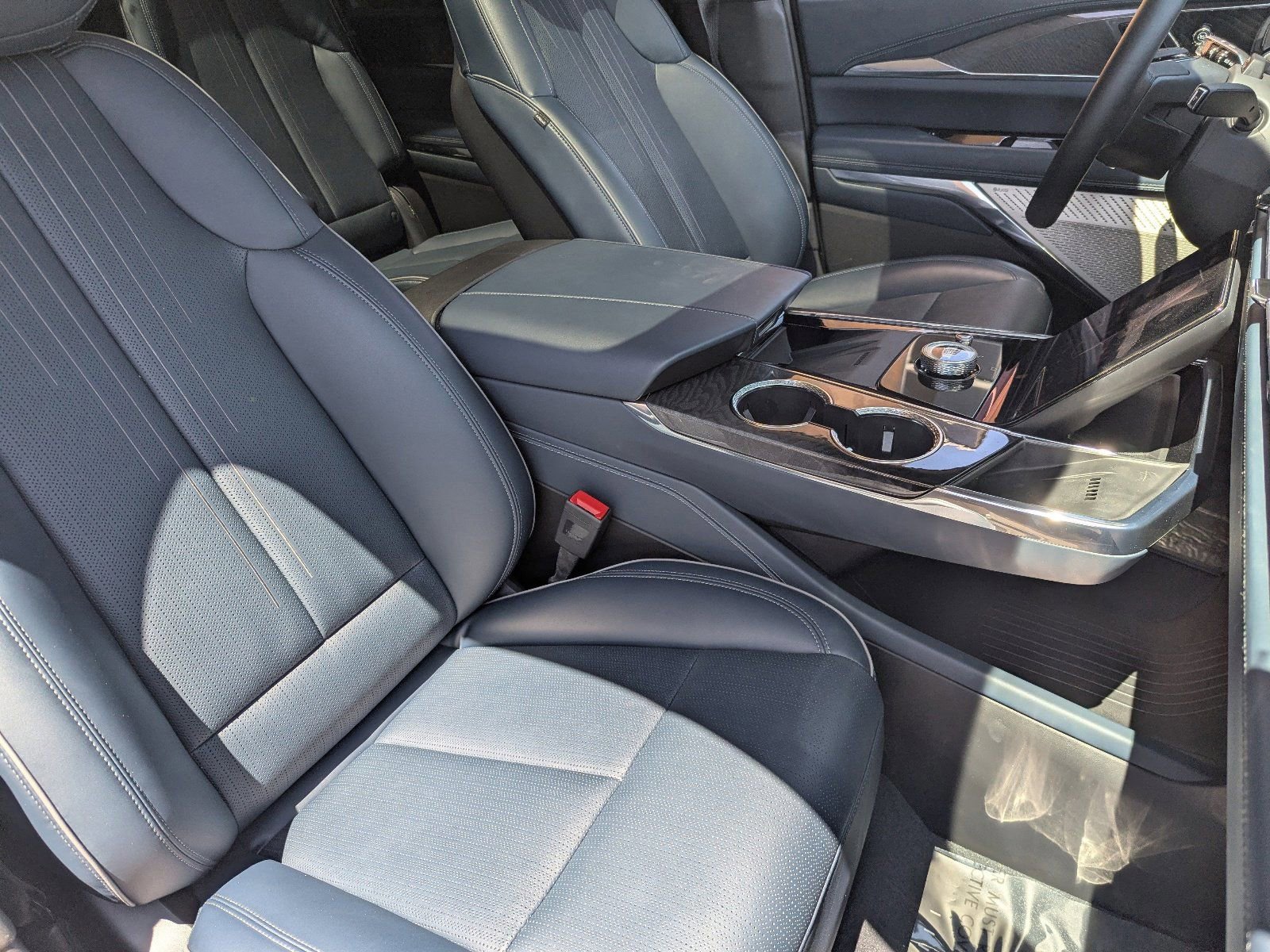 Certified 2025 Cadillac Escalade IQ Luxury 2 AWD/4WD image 8