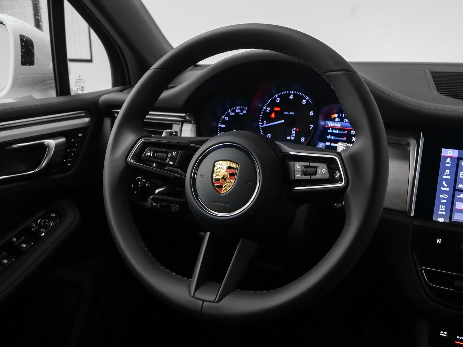 Certified 2025 Porsche Macan image 34