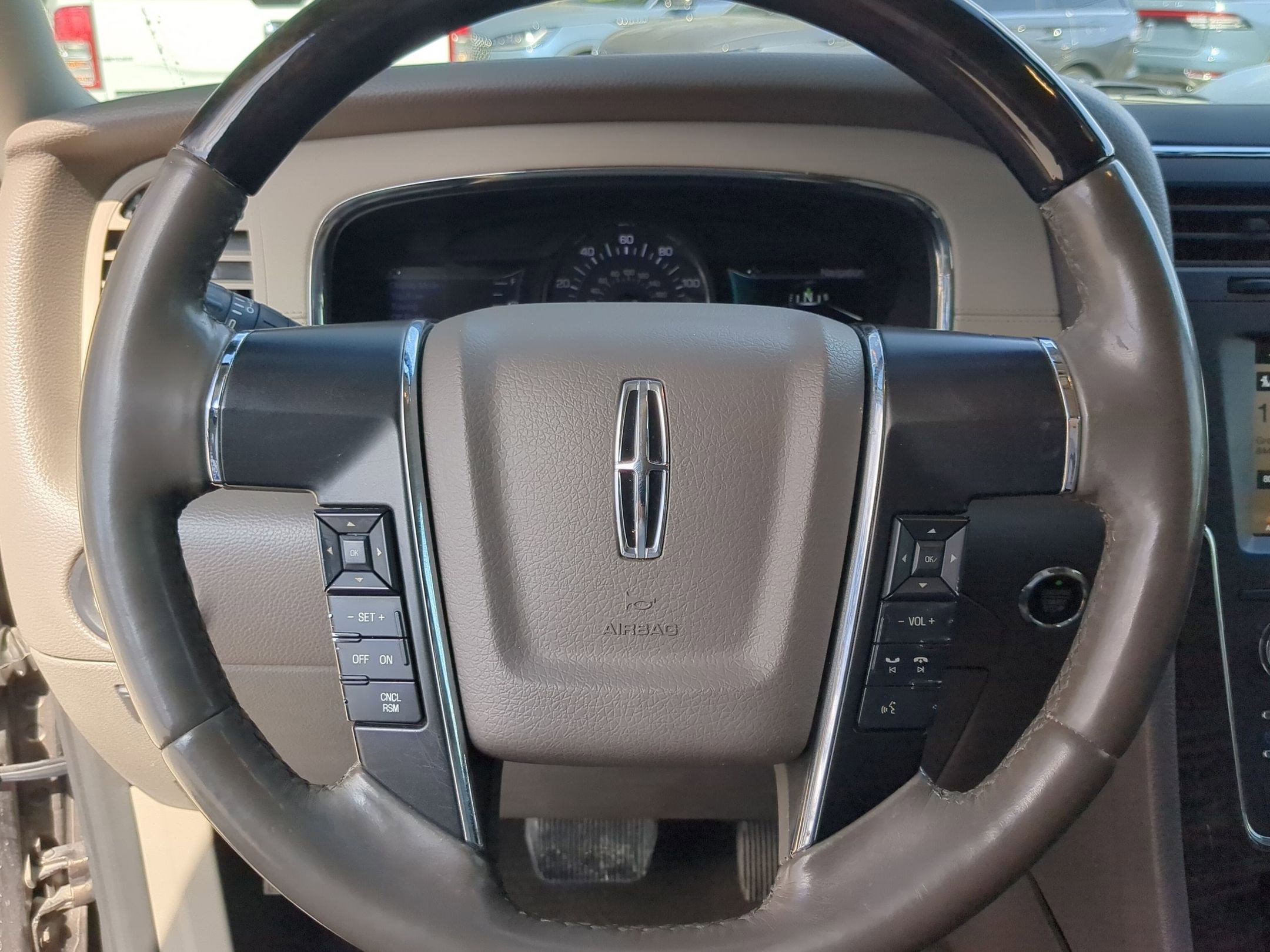 Used 2017 Lincoln Navigator Select image 13