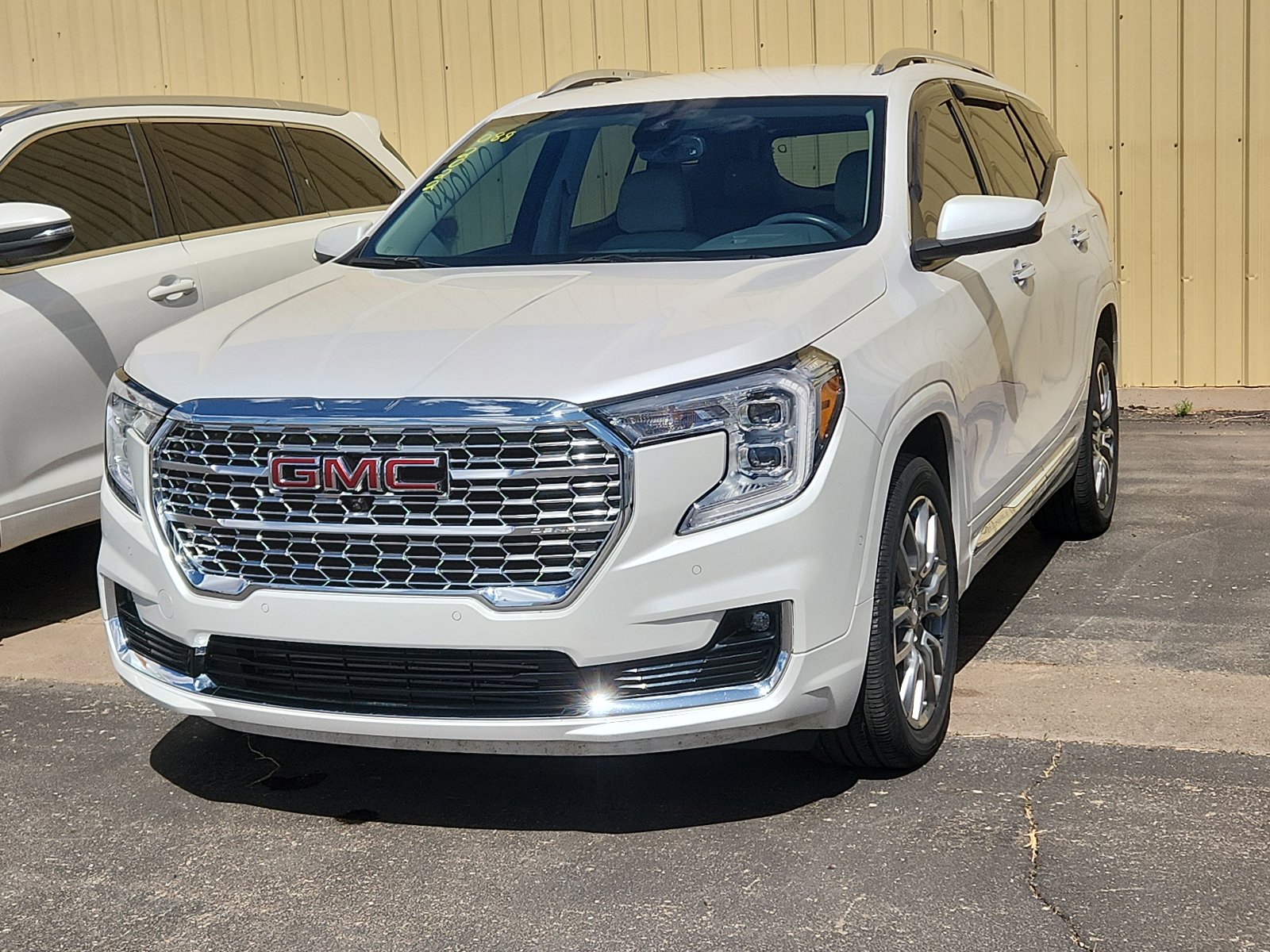 Used 2022 GMC Terrain Denali w/ Denali Premium Package AWD/4WD image 1