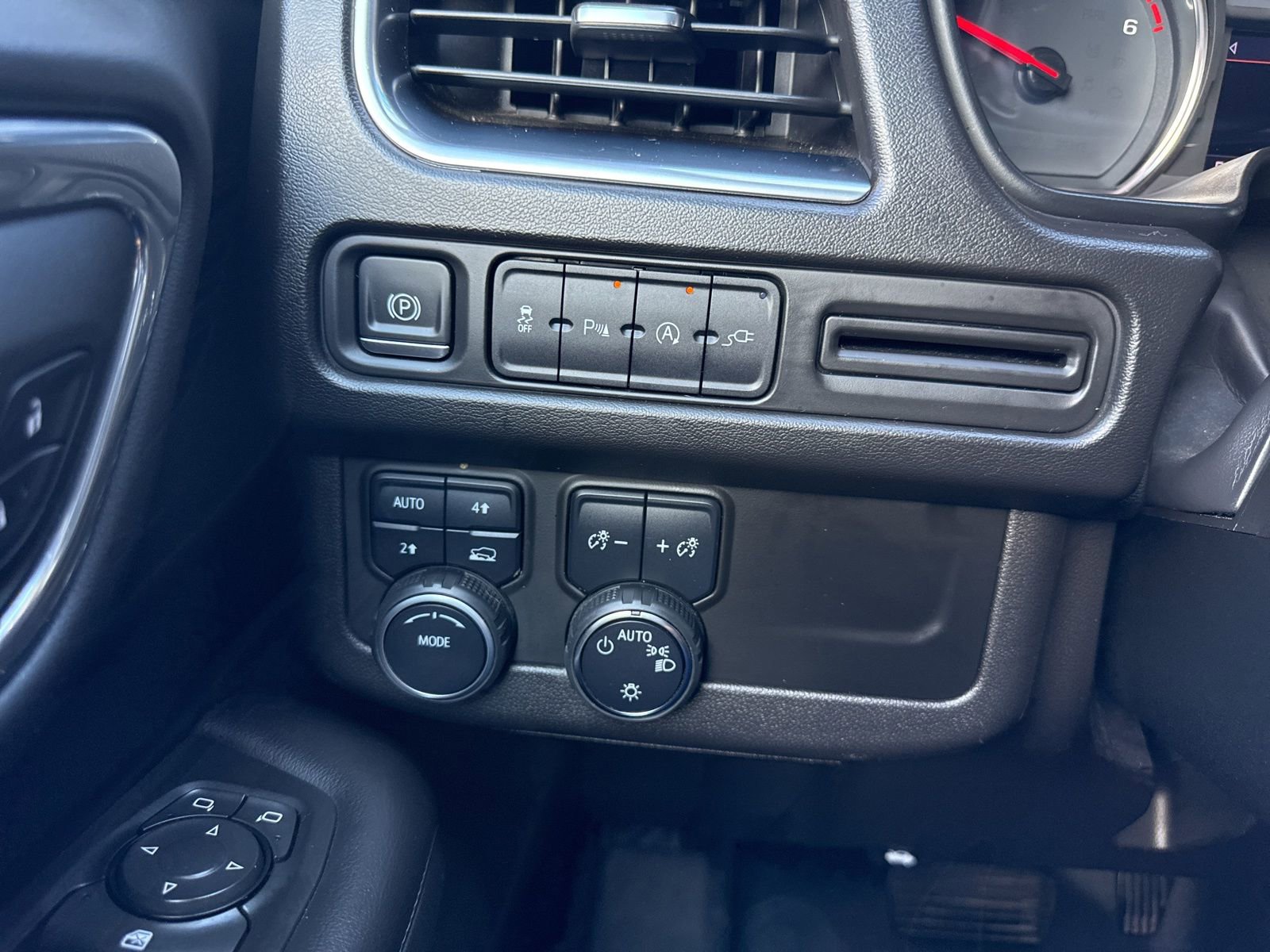 Used 2021 Chevrolet Suburban LT w/ Rear Media and Nav Package AWD/4WD image 38