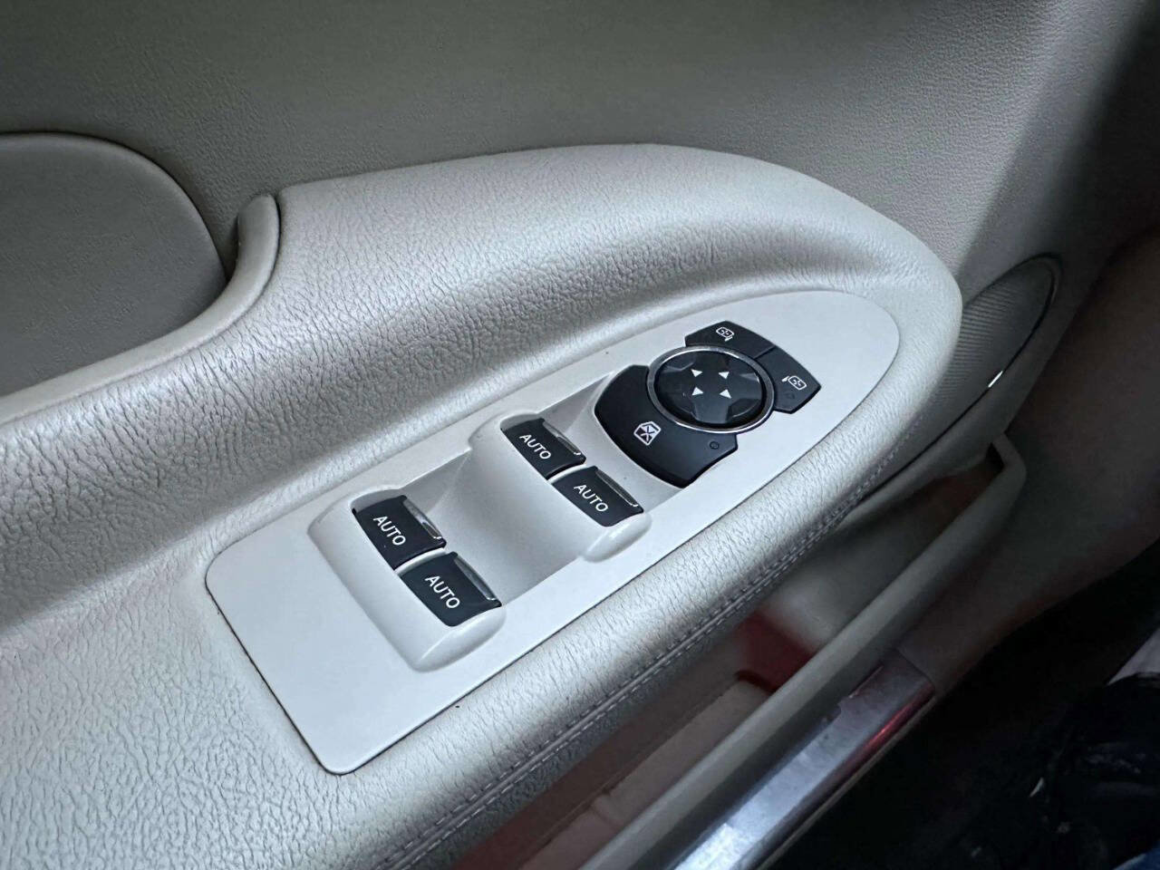 Used 2013 Lincoln MKT AWD image 28