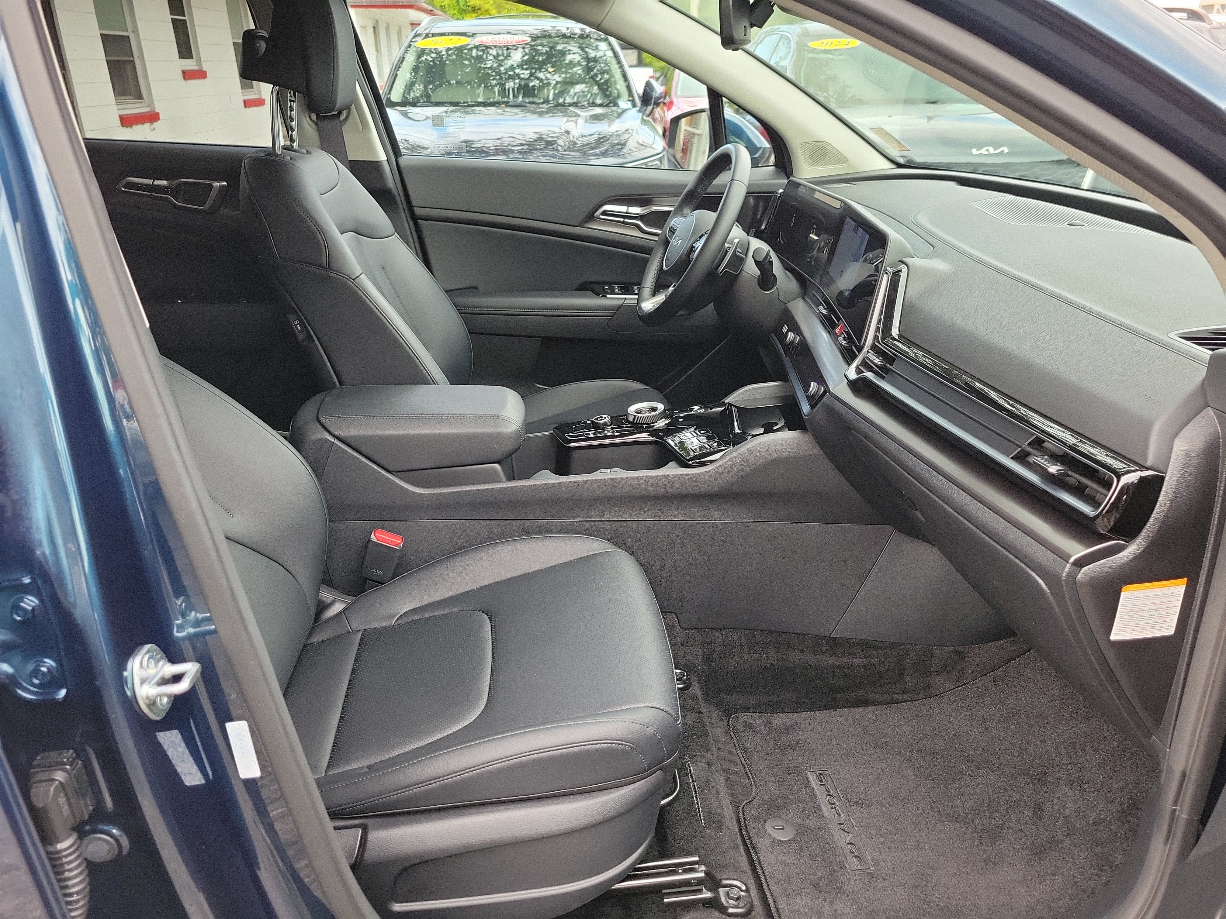 Certified 2025 Kia Sportage EX w/ EX Premium Package AWD/4WD image 5
