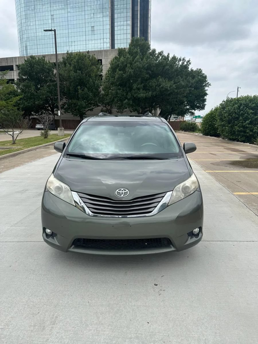 Used 2011 Toyota Sienna XLE w/ XLE Navigation Pkg FWD image 2