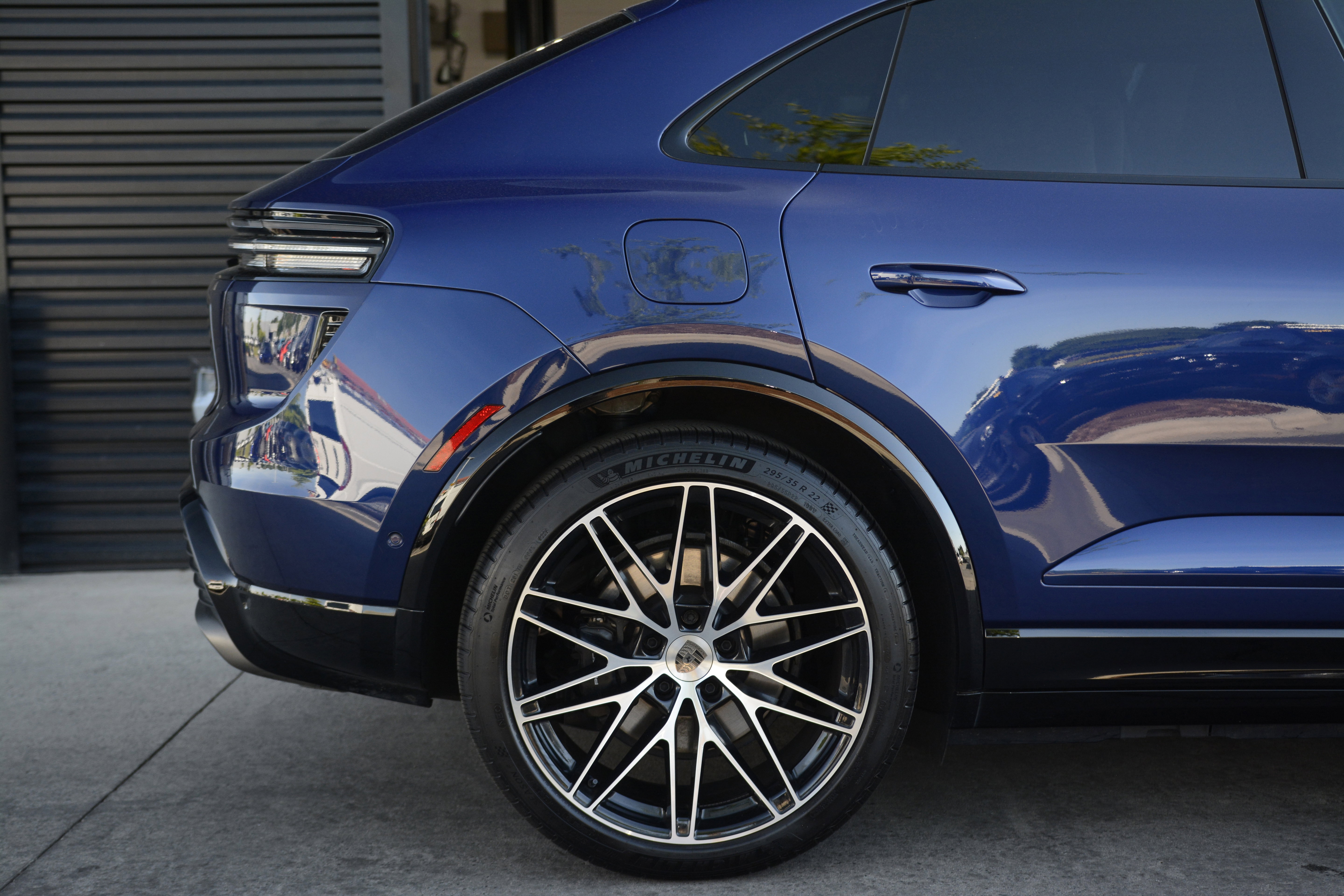 Certified 2025 Porsche Macan Turbo Electric AWD/4WD image 38